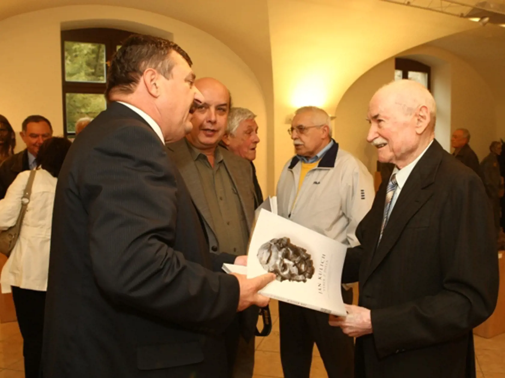 Úspech: Sochár Kulich (vpravo) sa
po rokoch opäť ocitol v centre diania,
pohovoriť si s ním prišiel i historik
– exposlanec Anton Hrnko (vľavo).