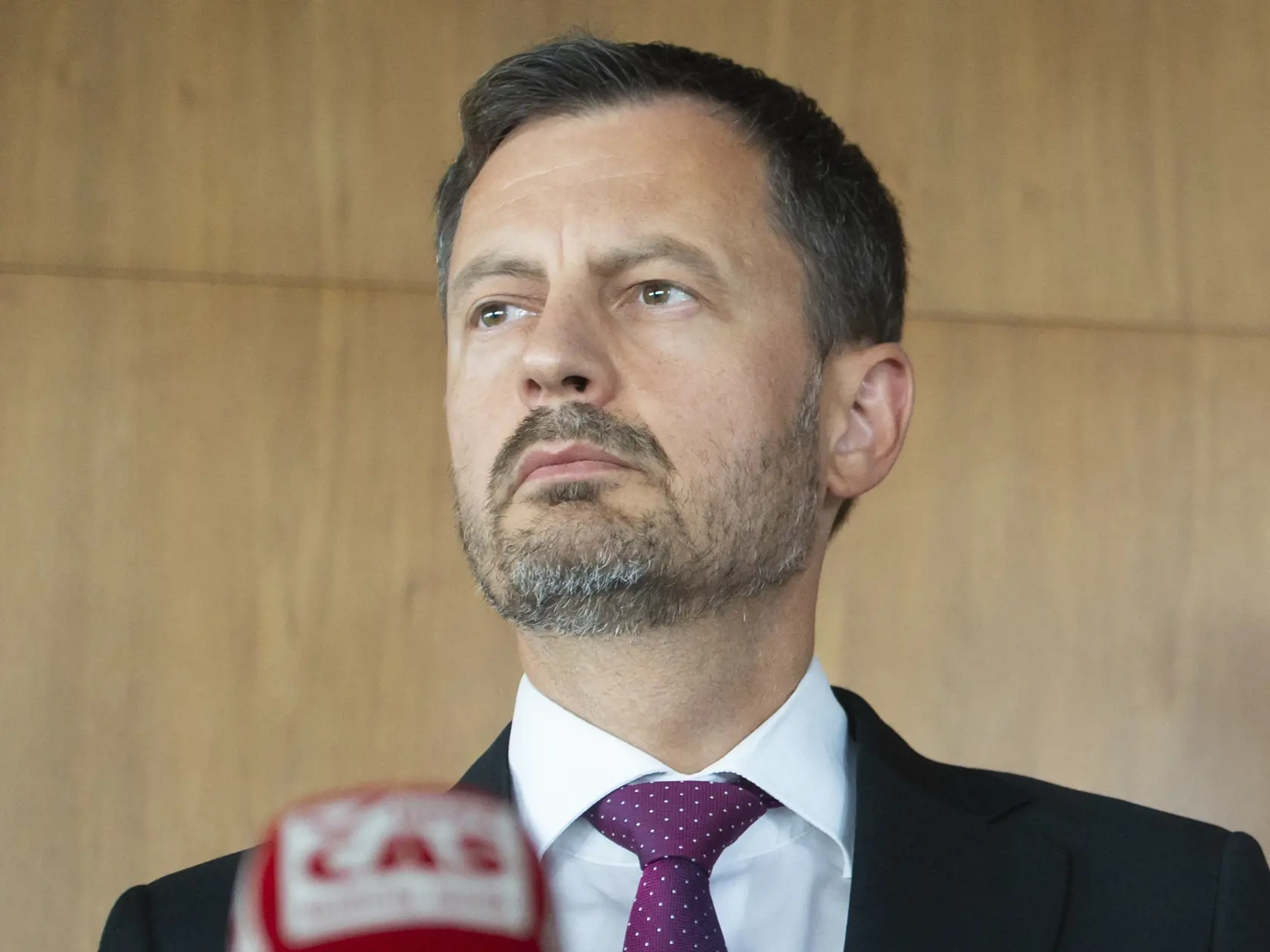 Na snímke premiér SR Eduard Heger (OĽaNO) sa pozerá po stretnutí predstaviteľov koalície, ktoré sa konalo vo vládnom hoteli Bôrik v Bratislave v piatok 12. augusta 2022. Bez SaS bude vláda Eduarda Hegera (OĽANO) nefunkčná a nebude mať v Národnej rade (NR) SR väčšinu. Predseda vlády to povedal po piatkovom rokovaní koaličných predstaviteľov v súvislosti s vládnou krízou. Heger apeloval na stabilitu a nájdenie riešení, ako zostať jednotní. Uviedol tiež, že všetky štyri strany sa v piatok zhodli, ž