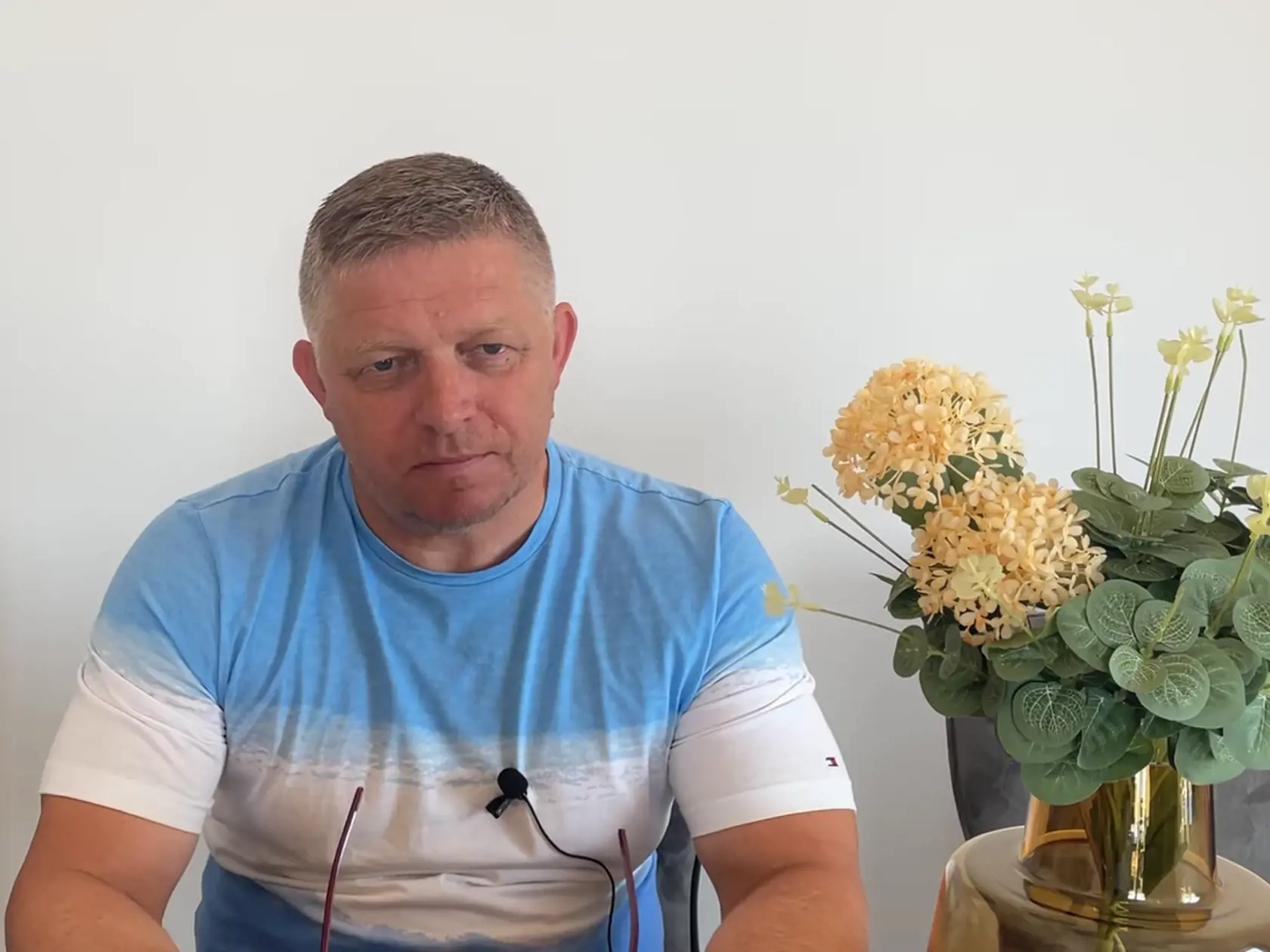 Líder Smeru-SD Robert Fico zaujal opáleným vzhľadom. 