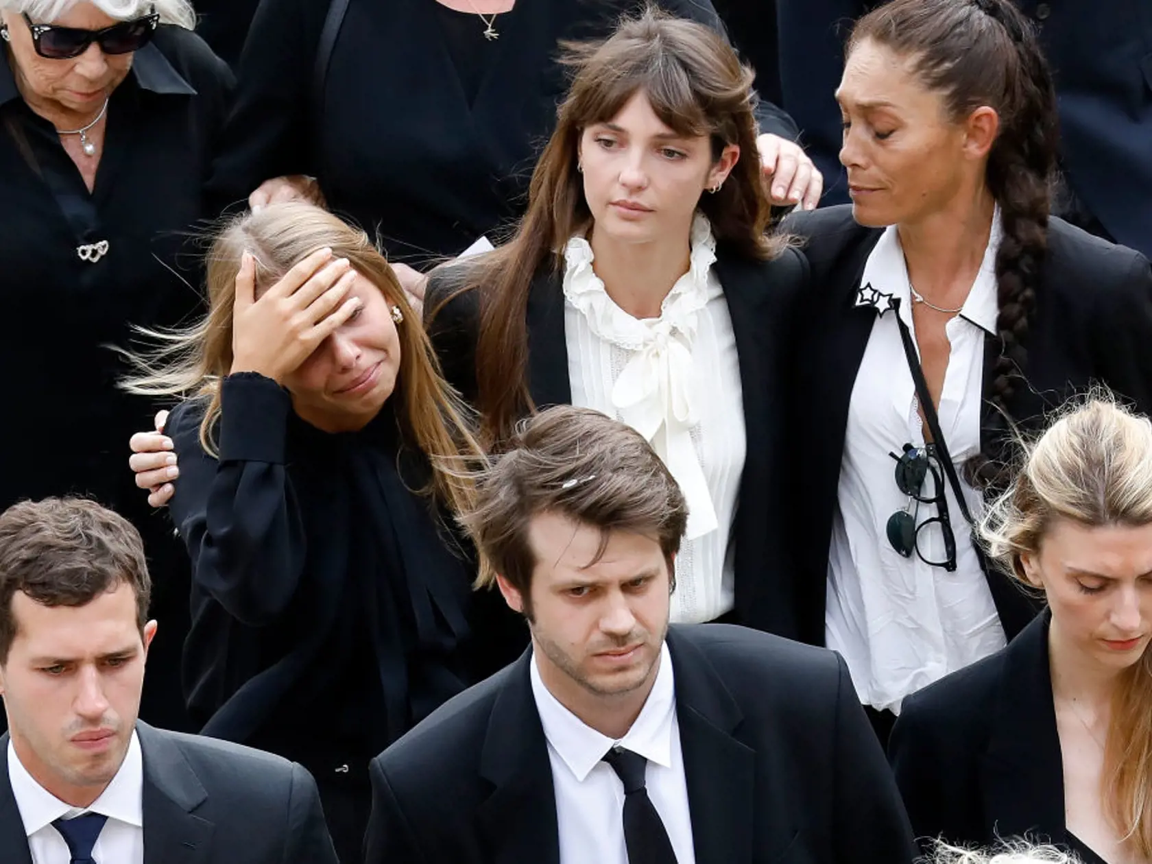 Francúzsko sa rozlúčilo s Belmondom veľkým potleskom a skladbou od Morriconeho.  Smútočná rozlúčka so štátnymi poctami sa konala na nádvorí Invalidovne v Paríži, kde bola vystavená rakva s telom herca, ktorý bol jednou z ikon francúzskej Novej vlny v kinematografii.