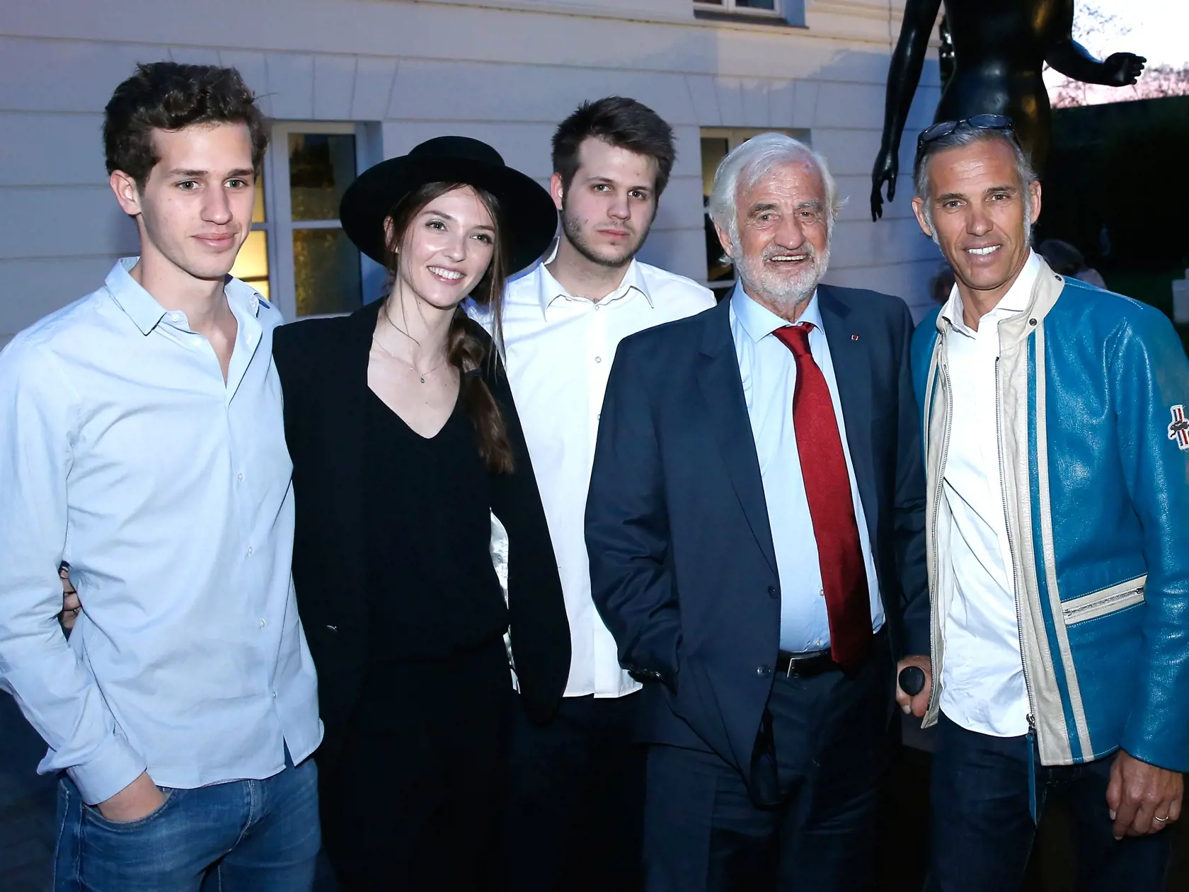 Jean Paul Belmondo v roku 2015 so svojím synom Paulom a vnúčatami Alessandrom, Annabelle a Victorom.