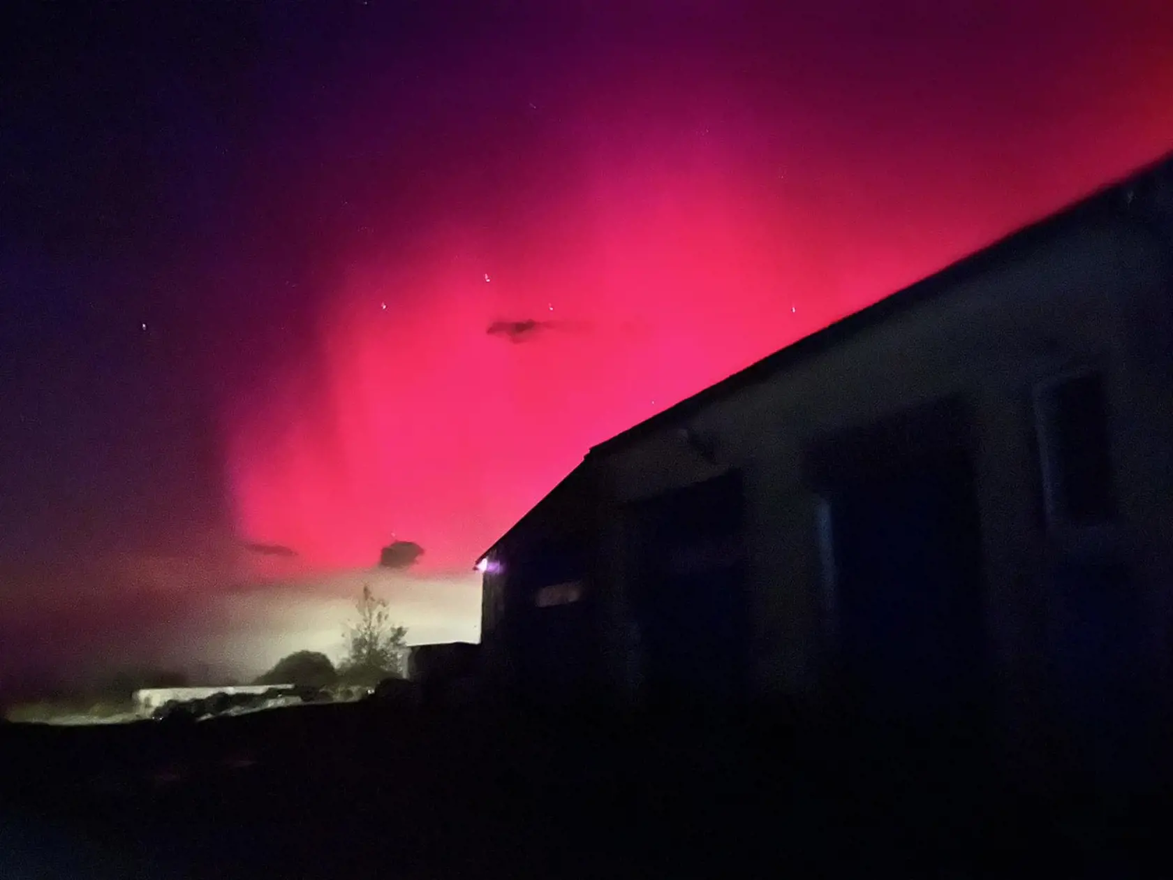 Polárnu žiaru mohli vidieť obyvatelia Slovenska z rôznych regiónov. Priaznivé podmienky na pozorovanie sa vytvorili aj dnes a kozmickú šou môžu vidieť obyvatelia z viacerých častí krajiny. Polárnu žiaru je vidieť napríklad aj v Bratislave, Pezinku, v obci Špačince, vo Svite či v Šaštíne.