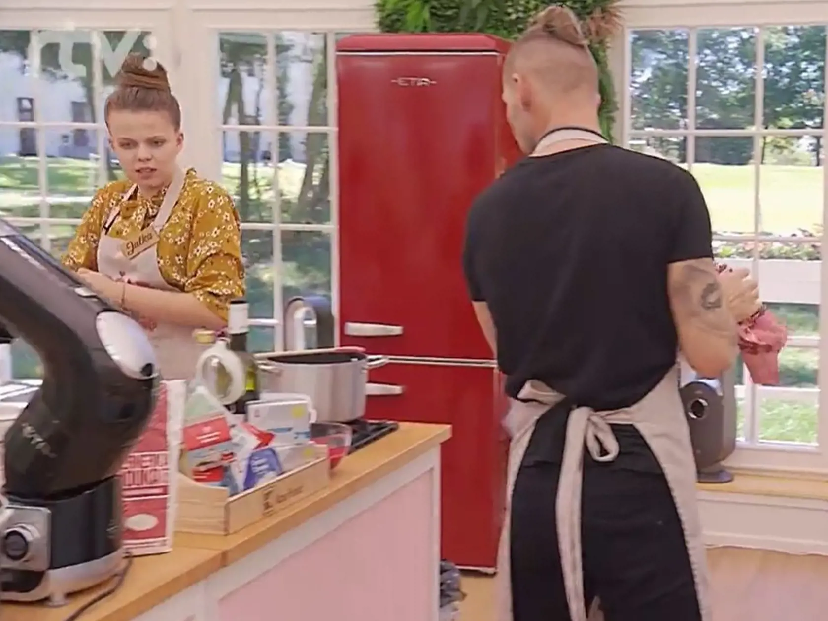 Julke horel hrniec a ani o tom nevedela.