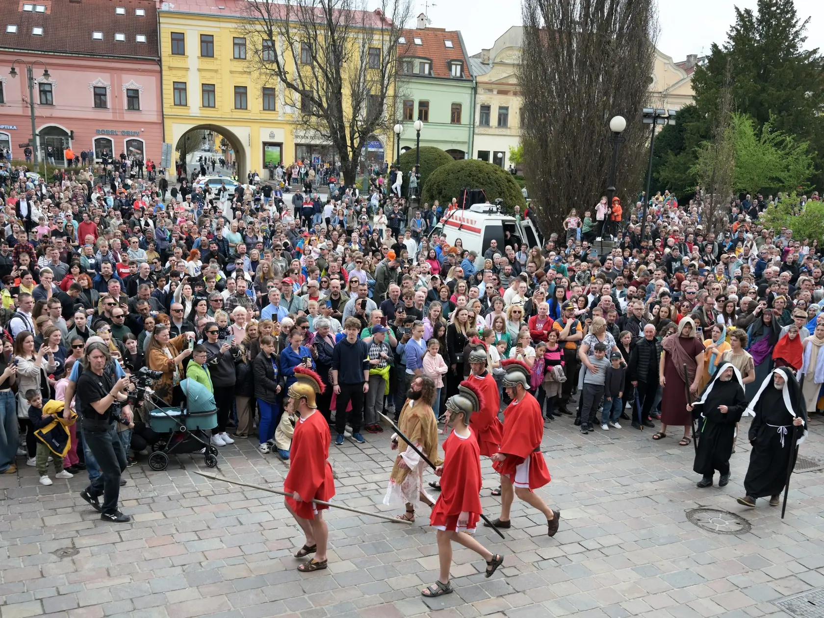 Na snímke živá krížová cesta na Veľký piatok v Prešove 18. apríla 2025. Stovky veriacich na Veľký piatok opäť smerovali do centra Prešova, aby boli po 15. raz súčasťou Živej krížovej cesty. Kňaz a spoluautor tradičného podujatia Peter Gombita pre TASR uviedol, že Ježiša Krista tento rok stvárnil gréckokatolícky farár Vladislav Marčák. Jednu z mnohých ďalších postáv zahral aj niekdajší bezdomovec zo združenia Oáza - nádej pre nový život. FOTO TASR – František Iván