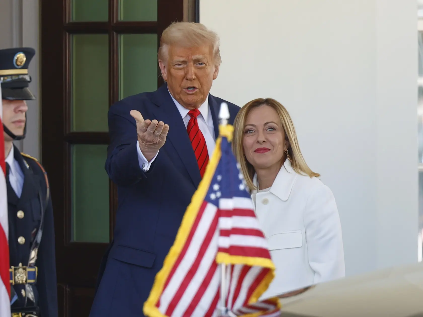 JB 44 Washington - Americký prezident Donald Trump (uprostred) víta taliansku premiérku Giorgiu Meloniovú pred ich stretnutím v Bielom dome vo Washingtone 17. apríla 2025. FOTO TASR/AP
President Donald Trump, center, greets Italy's Prime Minister Giorgia Meloni, right, upon her arrival at the White House, Thursday, April 17, 2025, in Washington. (AP Photo/Tom Brenner)