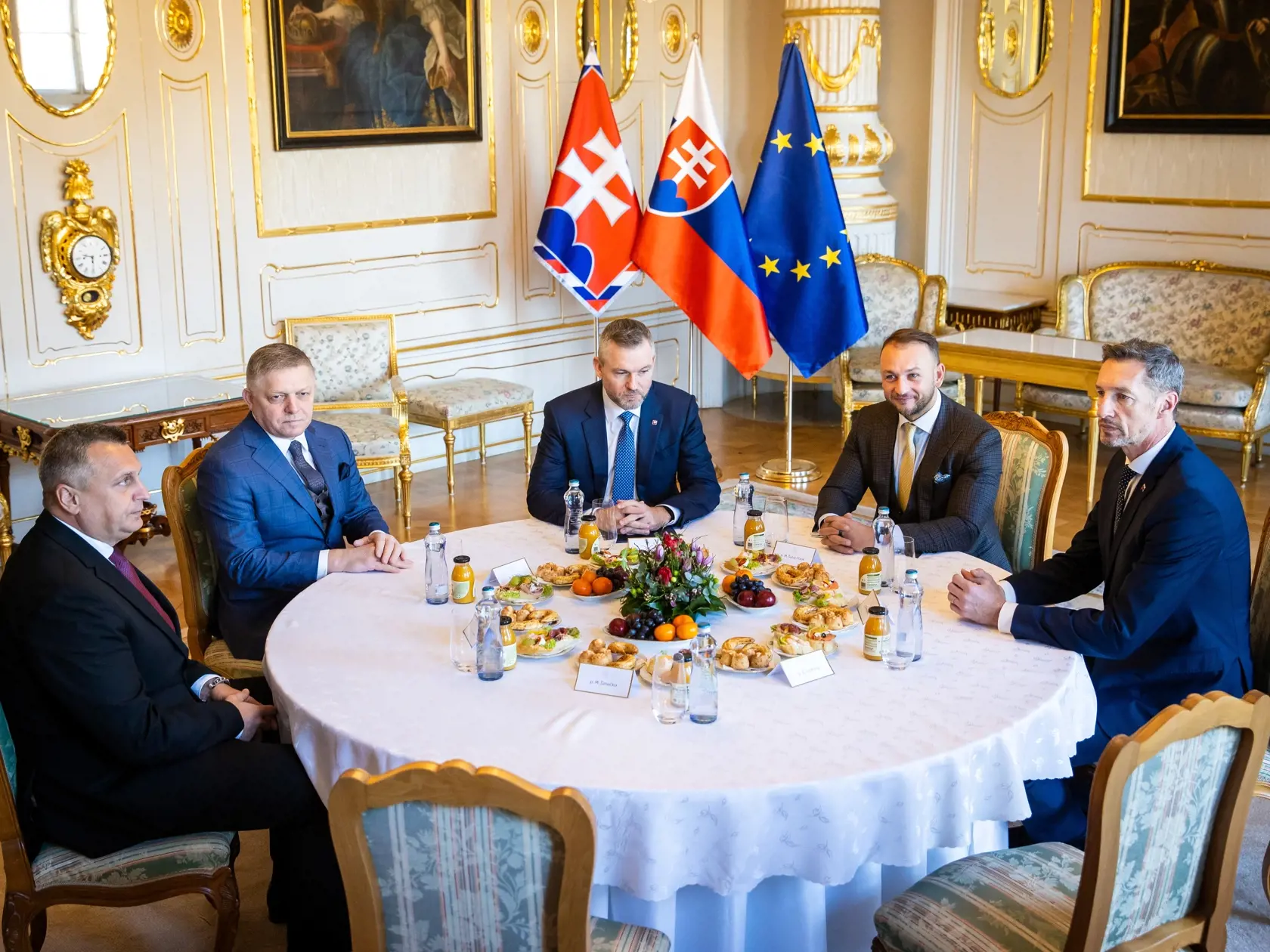 Stretnutie politických strán k zahraničnopolitickej orientácii Slovenska s prezidentom SR v prezidentskom paláci. Na snímke sú zľava Andrej Danko, predseda vlády SR Robert Fico, prezident SR Peter Pellegrini, minister vnútra Matúš Šutaj Eštok a Milan Majerský.