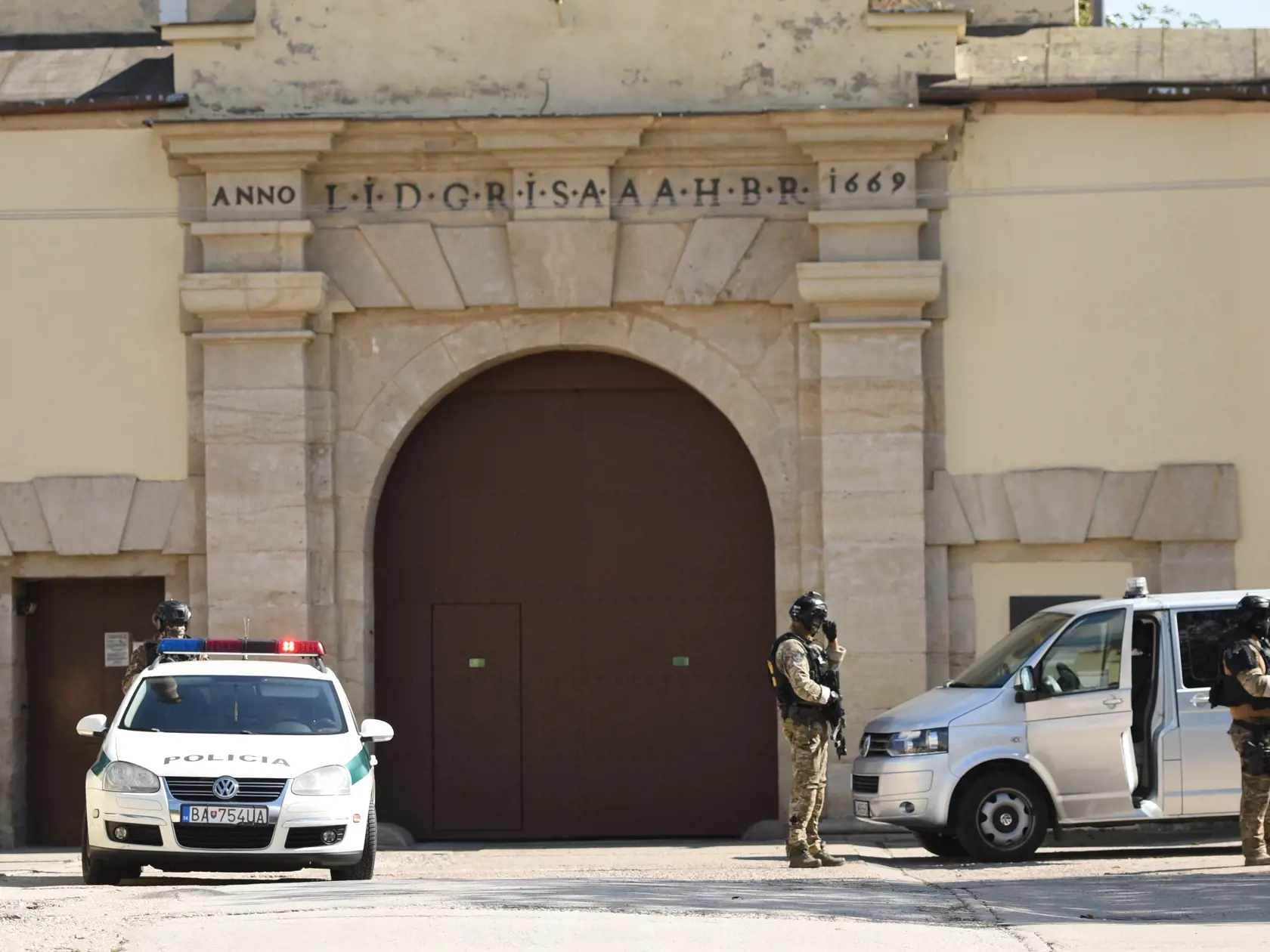 Policajné auto odváža Alenu Zs. z leopoldovskej väznice po jej prepustení z väzby v Leopoldove 3. septembra 2020. Alenu Zs. obžalovanú v kauze vraždy novinára Jána Kuciaka prepustili po štvrtkovom oslobodzujúcom rozsudku Špecializovaného trestného súdu (ŠTS) z Ústavu na výkon trestu odňatia slobody a Ústavu na výkon väzby v Leopoldove. Vzápätí ju opäť zadržali policajti. Ako obvinená a obžalovaná figuruje aj v prípadoch ďalších vrážd. FOTO TASR - Lukáš Grinaj