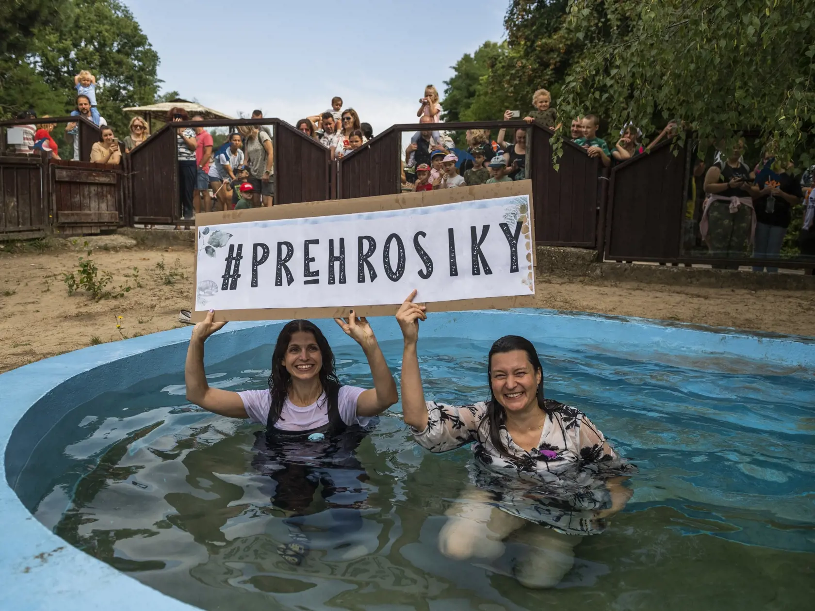 Na snímke zľava štatutárka a predsedkyňa OZ Priatelia Zoo Veronika Vrábelová a riaditeľka bratislavskej Zoo Júlia Hanuliaková po skočení do bazéna vo výbehu hrošíkov libérijských počas štartu výzvy #prehrosiky bratislavskej Zoo na vybudovanie lepšieho domova pre hrošíkov libérijských v Bratislave 1. augusta 2022. FOTO TASR - Jaroslav Novák