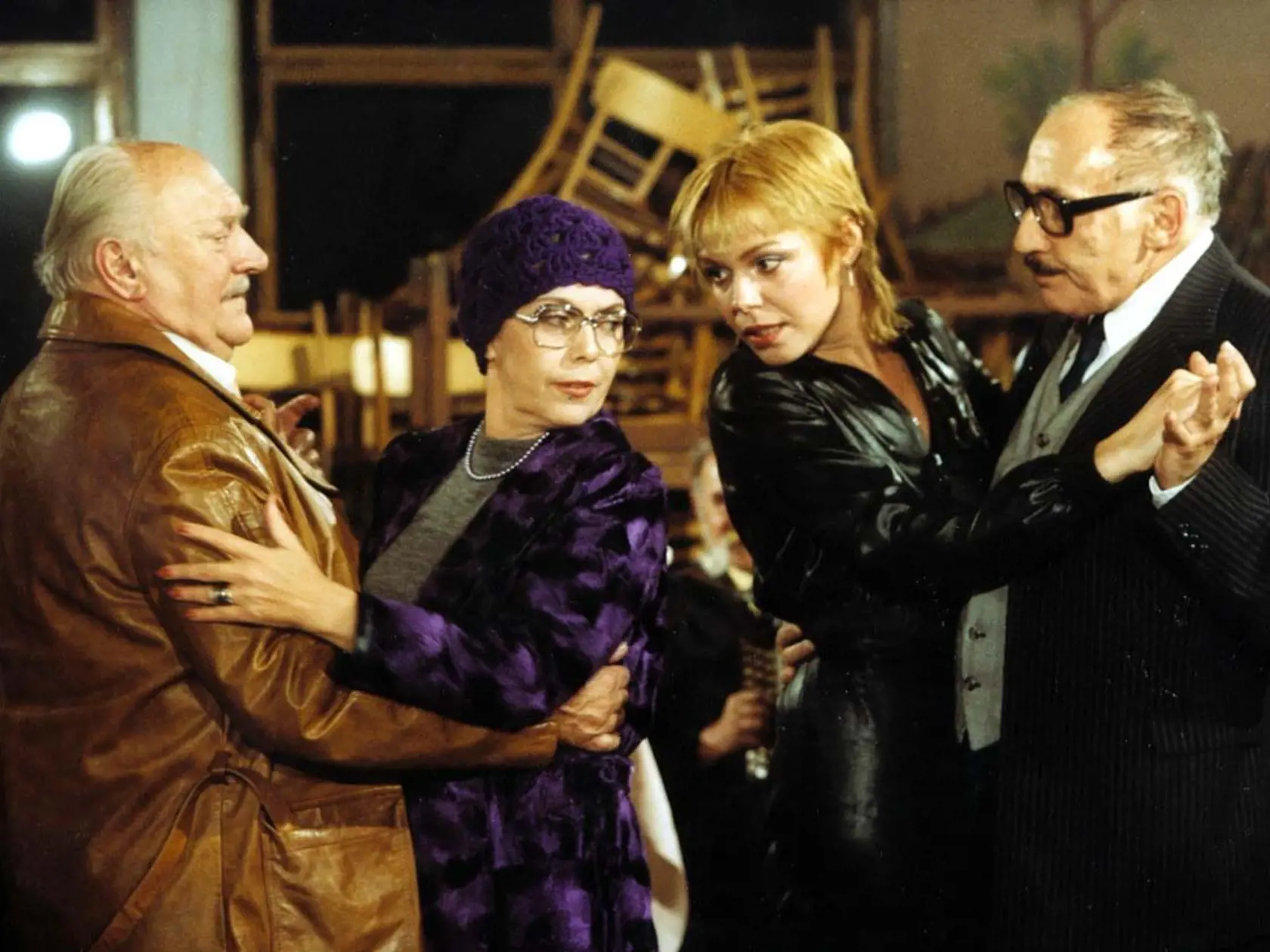 Jiřina Jirásková a Dagmar Veškrnová se v roce 1981 potkaly ve filmu Křtiny (na snímku s Milošem Kopeckým a Bedřichem Prokošem). Mezi Veškrnovou a Peškem to právě tehdy zajiskřilo.