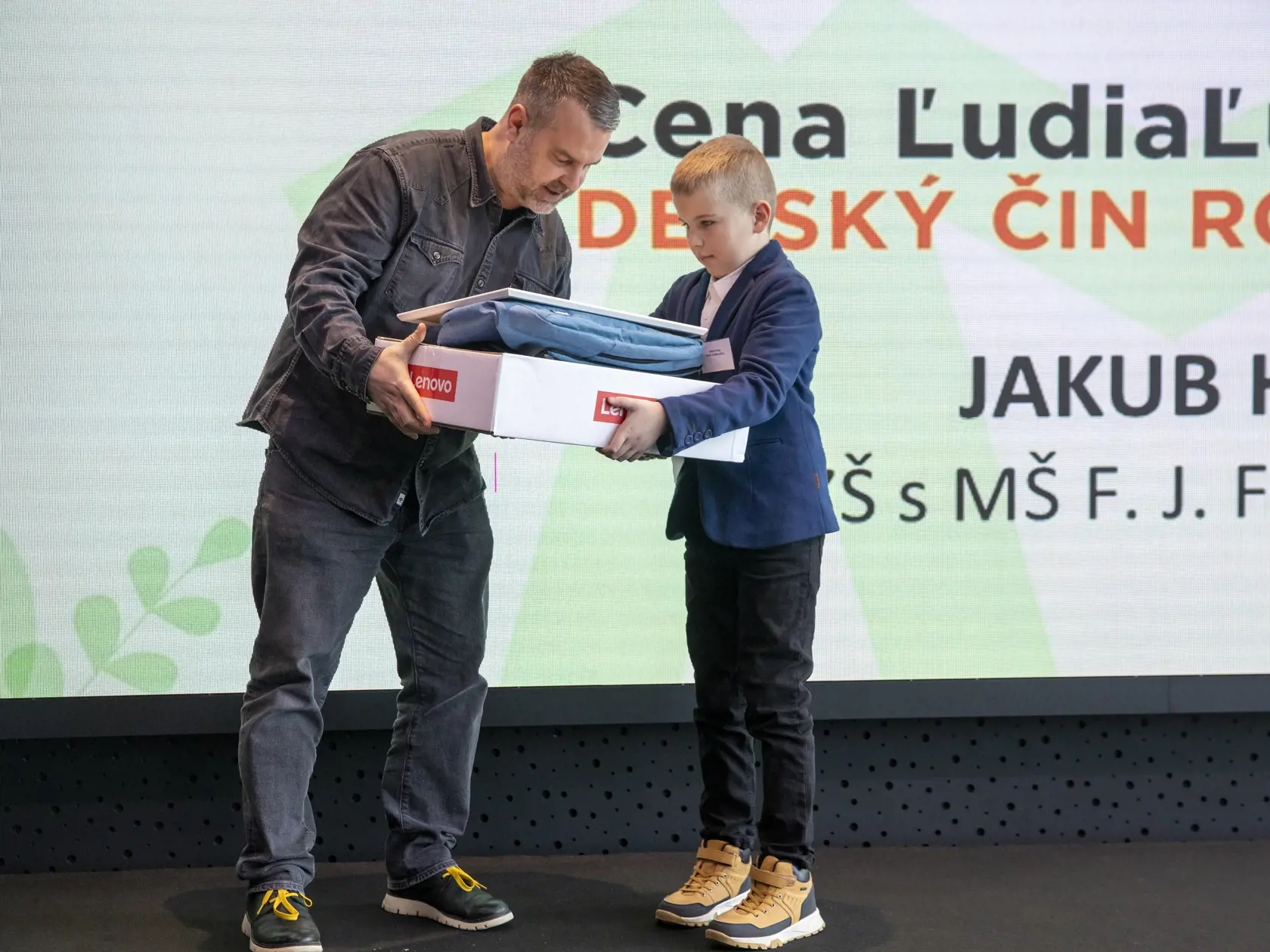 Jakub Hoza zo ZŠ Vinné si preberá svoje ceny.