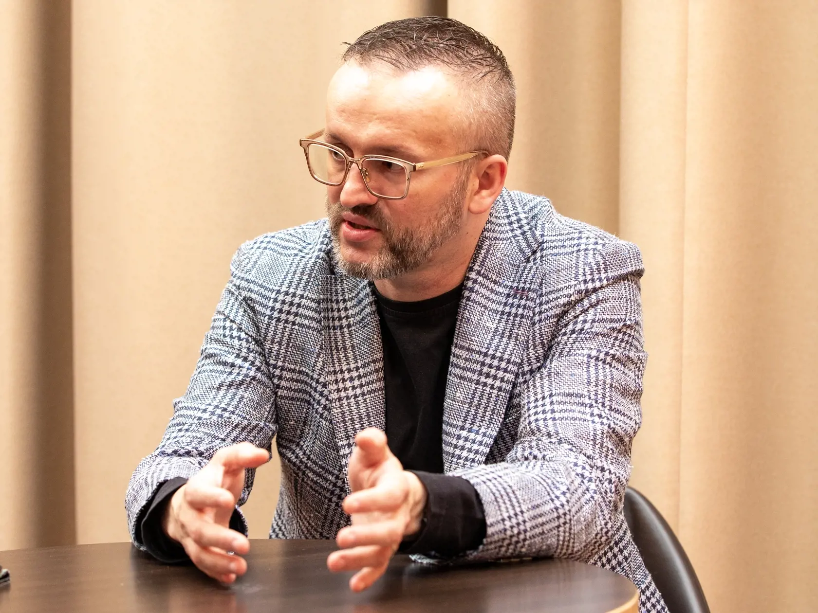 Na snímke je bývalý šéf SIS Vladimír Pčolinský počas rozhovoru v Bratislave. 