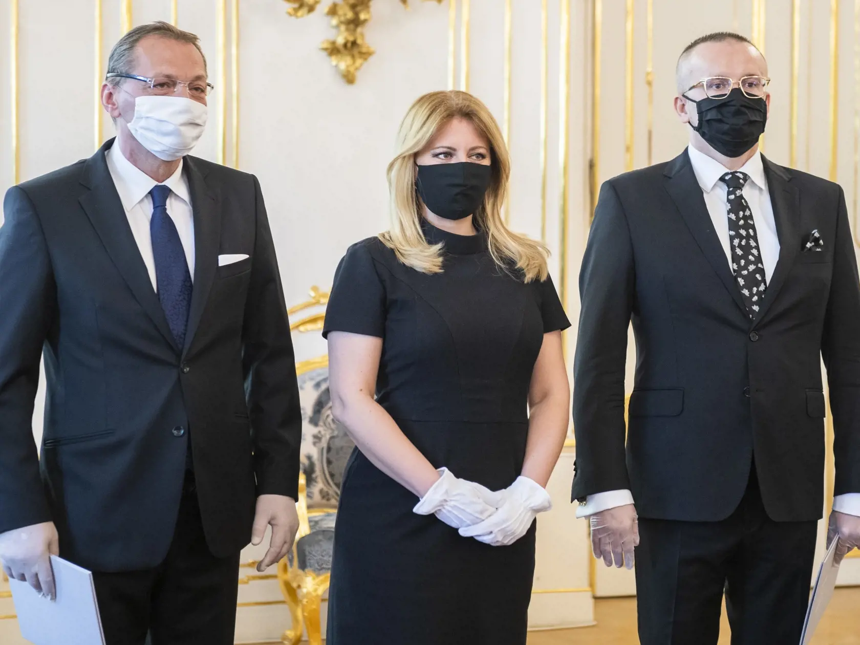 Na snímke zľava končiaci riaditeľ SIS Anton Šafárik, prezidentka SR Zuzana Čaputová a nový riaditeľ SIS Vladimír Pčolinský počas jeho vymenovania za riaditeľa Slovenskej informačnej služby (SIS) v Bratislave 15. apríla 2020. FOTO TASR - Jaroslav Novák