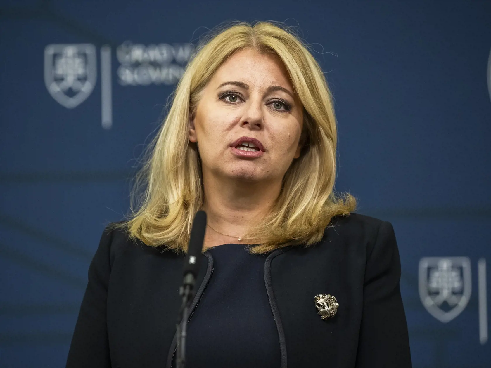Na snímke prezidentka SR Zuzana Čaputová počas tlačovej konferencie po rokovaní Bezpečnostnej rady SR v Bratislave 18. augusta 2023. Premiér Ľudovít Ódor po vyhodnotení aktuálnej situácie v spojitosti s policajnými zásahmi zvolal Bezpečnostnú radu SR. Národná kriminálna agentúra (NAKA) v rámci akcie Rozuzlenie vo štvrtok 17. augusta obvinila viacero osôb. Obvinenie piatich ľudí sa týka zločineckej skupiny, ktorá mala sťažiť alebo mariť vyšetrovania korupčných a iných trestných činov, navodzovať 