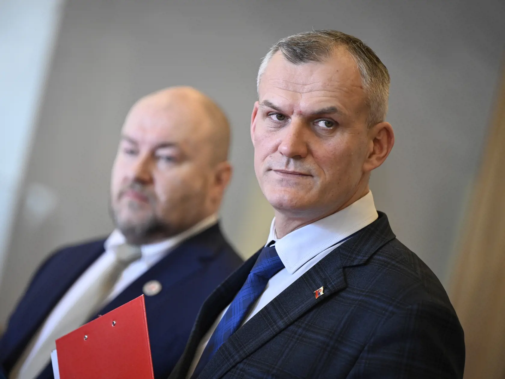 Na snímke poslanec Národnej rady (NR) SR Roman Malatinec (vpravo) oznamuje na tlačovom brífingu, že vystupuje z poslaneckého klubu Hlas-SD, ako aj zo strany a pridáva sa k mimoparlamentnej strane Národná koalícia, ktorej lídrom je poslanec Rudolf Huliak (nezaradený, vľavo) v Bratislave v utorok 4. februára 2025.