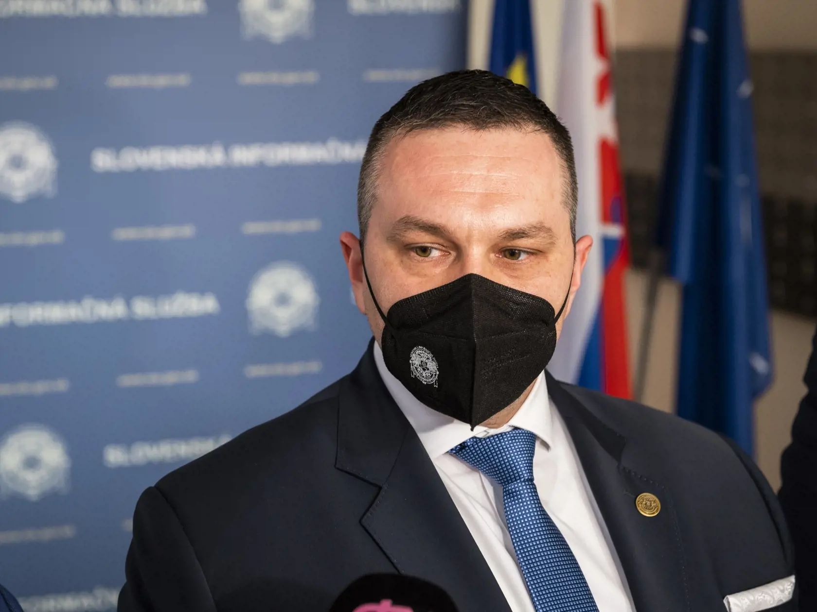 Na snímke riaditeľ SIS Michal Aláč počas tlačovej konferencie po výjazdovom rokovaní osobitného kontrolného výboru NR SR na kontrolu činnosti SIS v Bratislave 23. marca 2022.