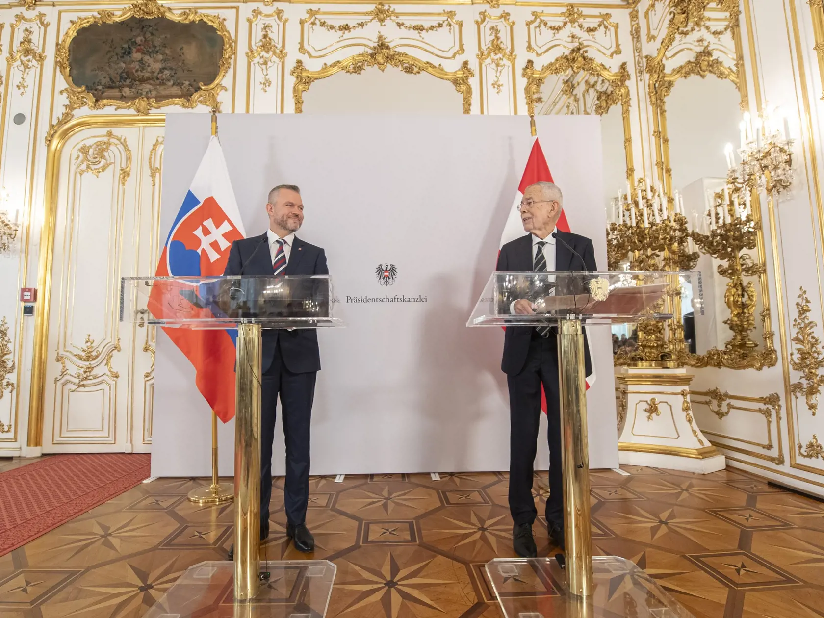 Na snímke vľavo prezident SR Peter Pellegrini a vpravo rakúsky spolkový prezident Alexander Van der Bellen na tlačovej konferencii počas oficiálnej návštevy Rakúska 11. septembra 2024 vo Viedni.