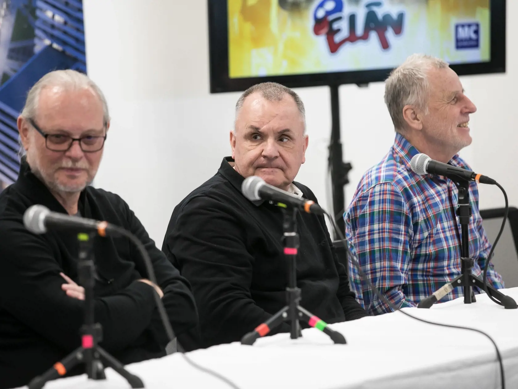 Tlačová konferencia Elánu pred prvým koncertom na štadóne Tehelné pole. na fotke Jožo Ráž, Jano Baláž, Vašo Patejdl