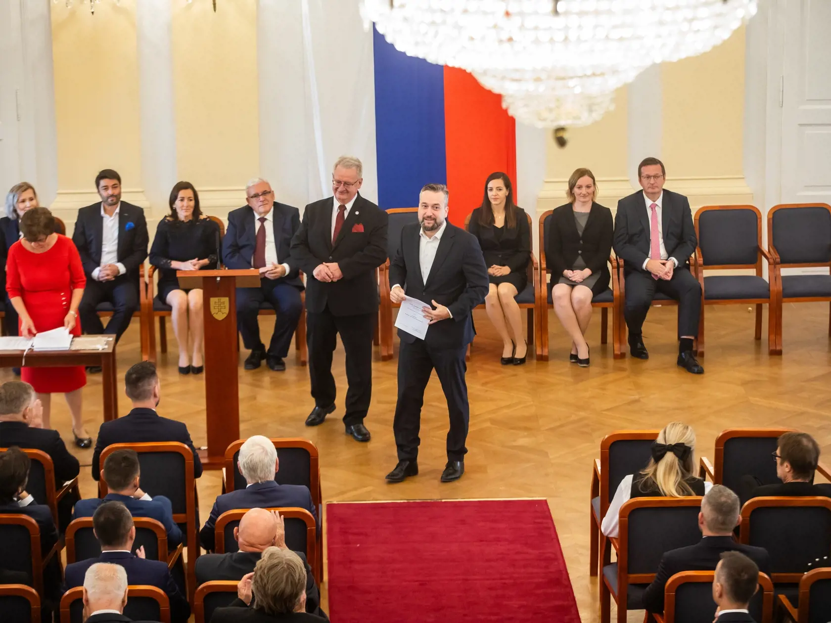 Novozvolení poslanci NR SR si preberajú osvedčenia o zvolení. Na snímke je Ľuboš Blaha.