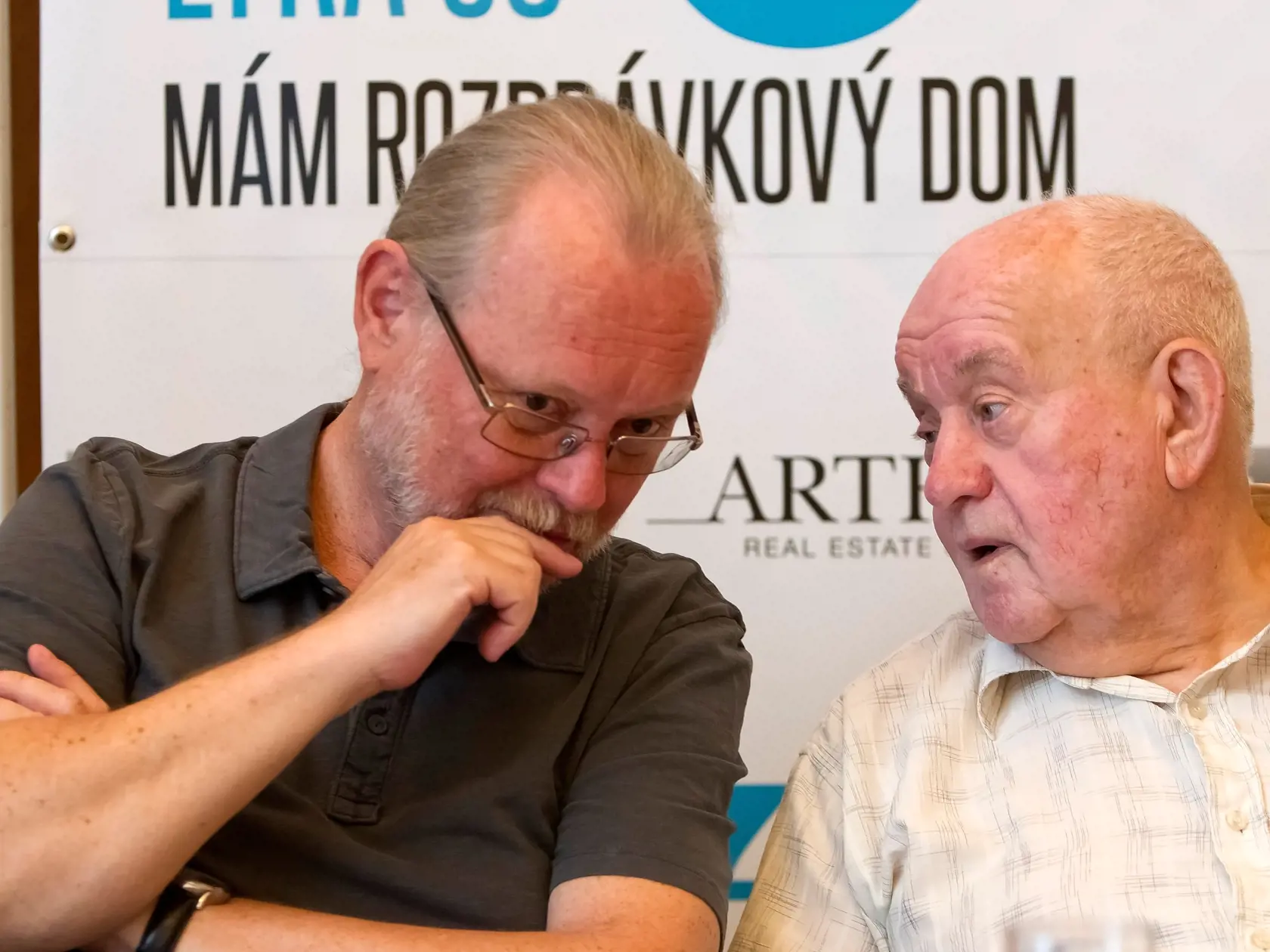 Legendy: Vašo Patejdl na zábere so zakladateľom Bratislavskej lýry a muzikantom Pavlom Zelenayom