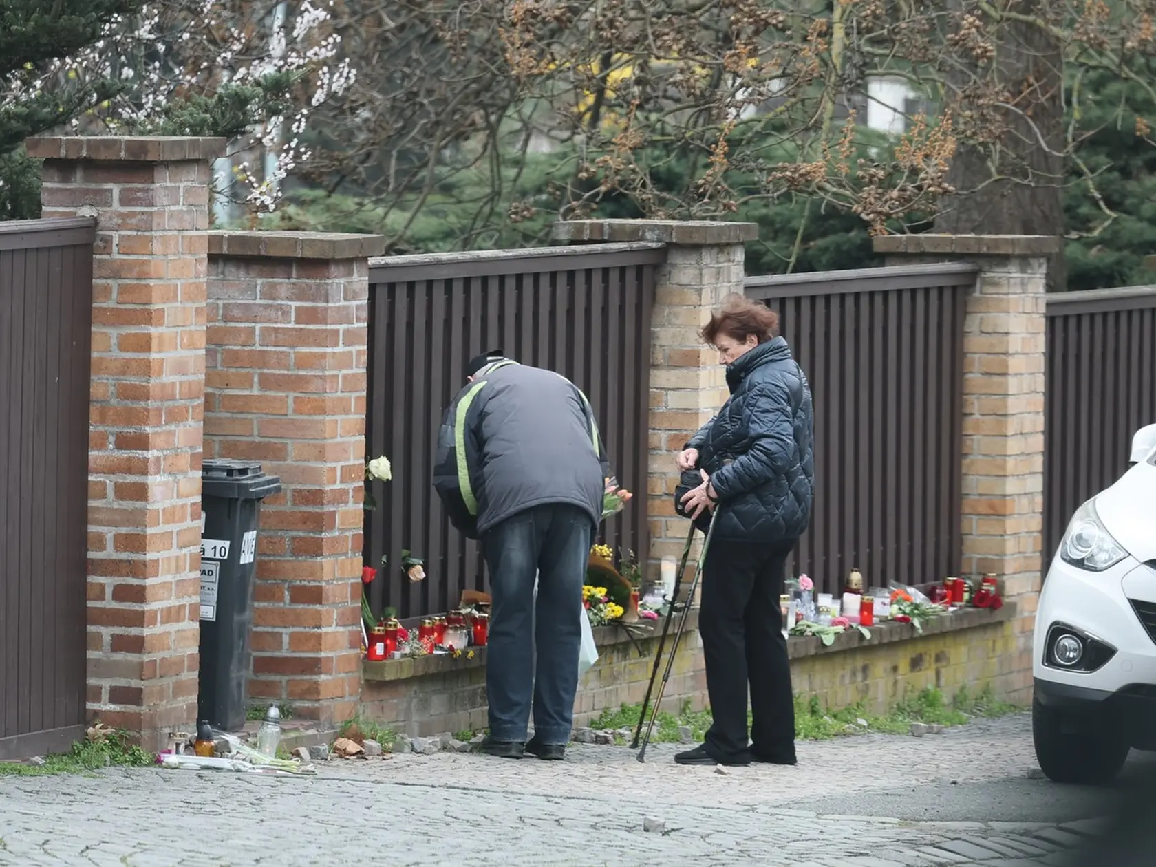 Pred domom manželov Dády a Felixa Slováčkovcov vytvorili ľudia pietne miesto na počesť ich zosnulej dcéry Aničky (†29).