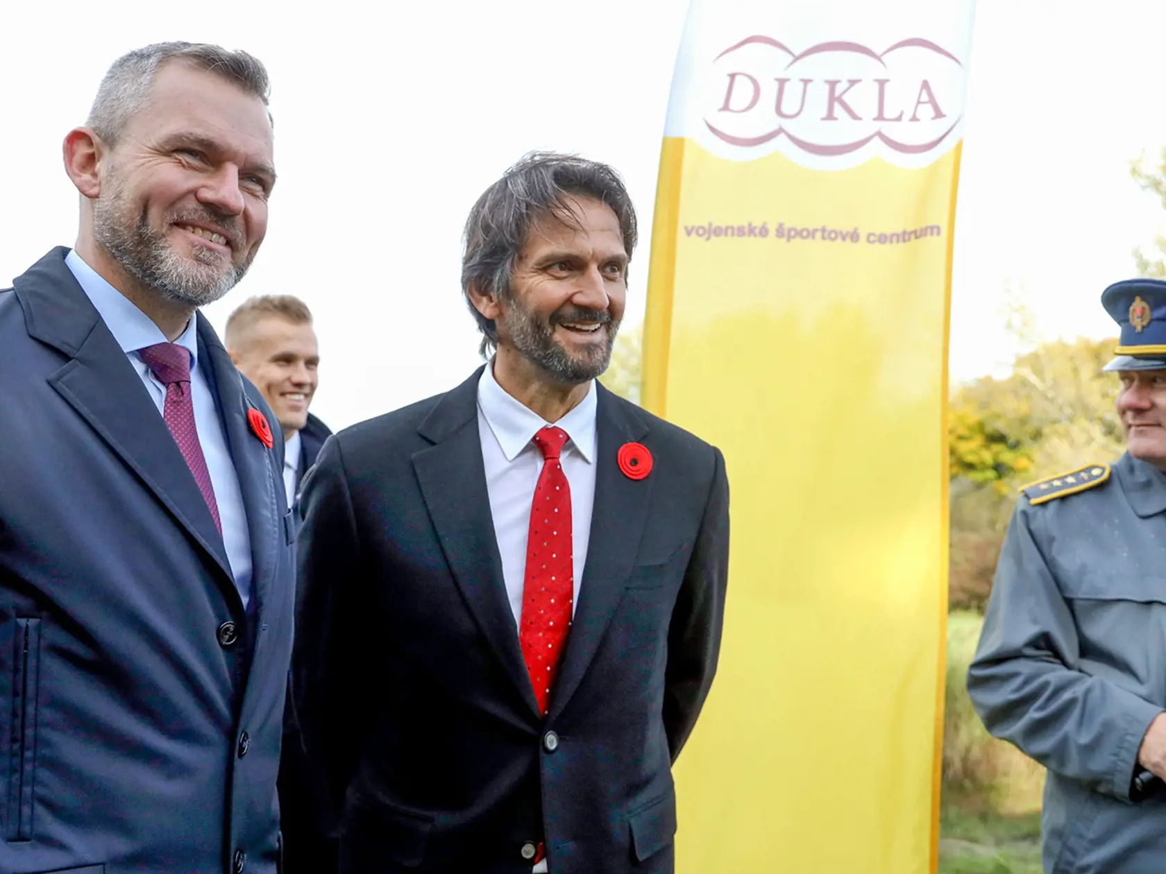 Na vojenskom cintoríne Petržalka - Kopčany v Bratislave si vlani v novembri minister obrany Robert Kaliňák a vtedajší predseda parlamentu Peter Pellegrini pripomenuli Deň vojnových veteránov.