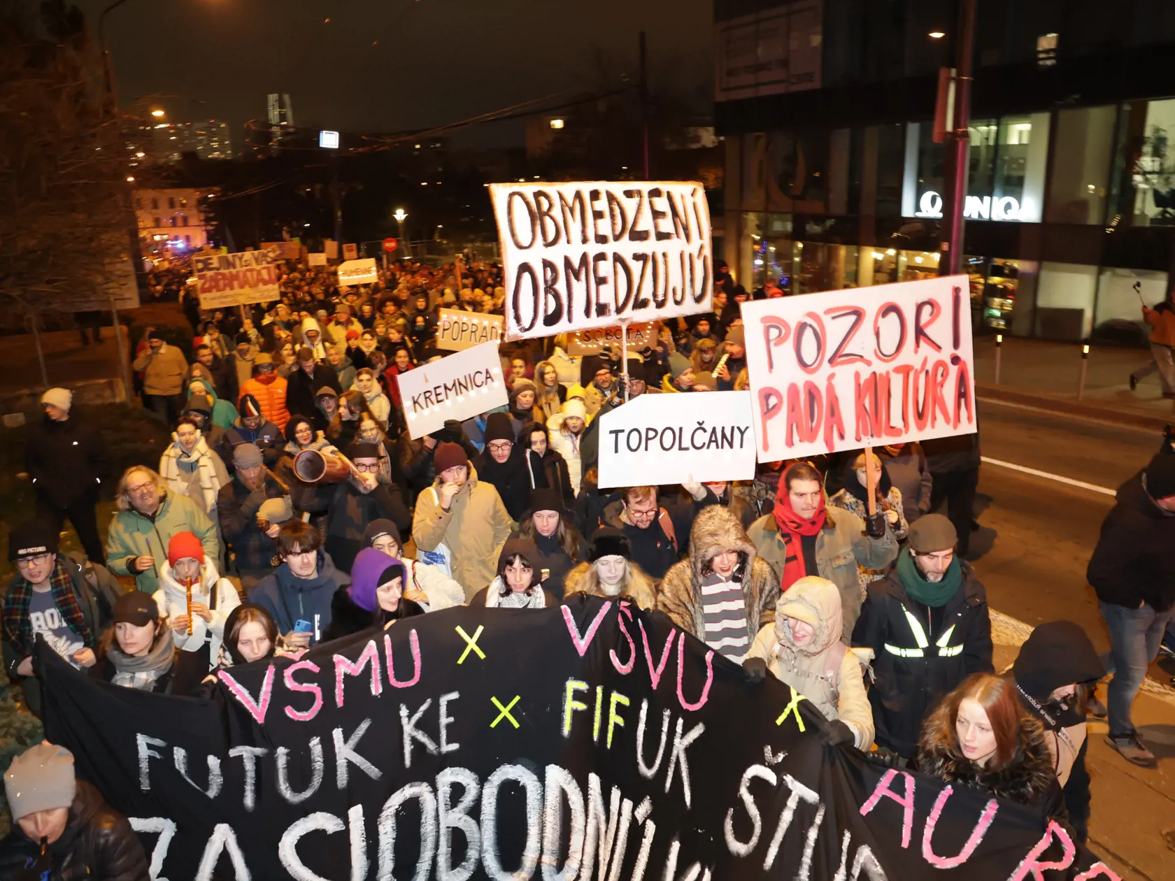 Slovenská kultúrna pochodeň dorazila vo štvrtok 12. decembra do Bratislavy.  Otvorená Kultúra! zorganizovala celodenný program, ktorý vyvrcholil protestným pochodom Za budúcnosť kultúry .