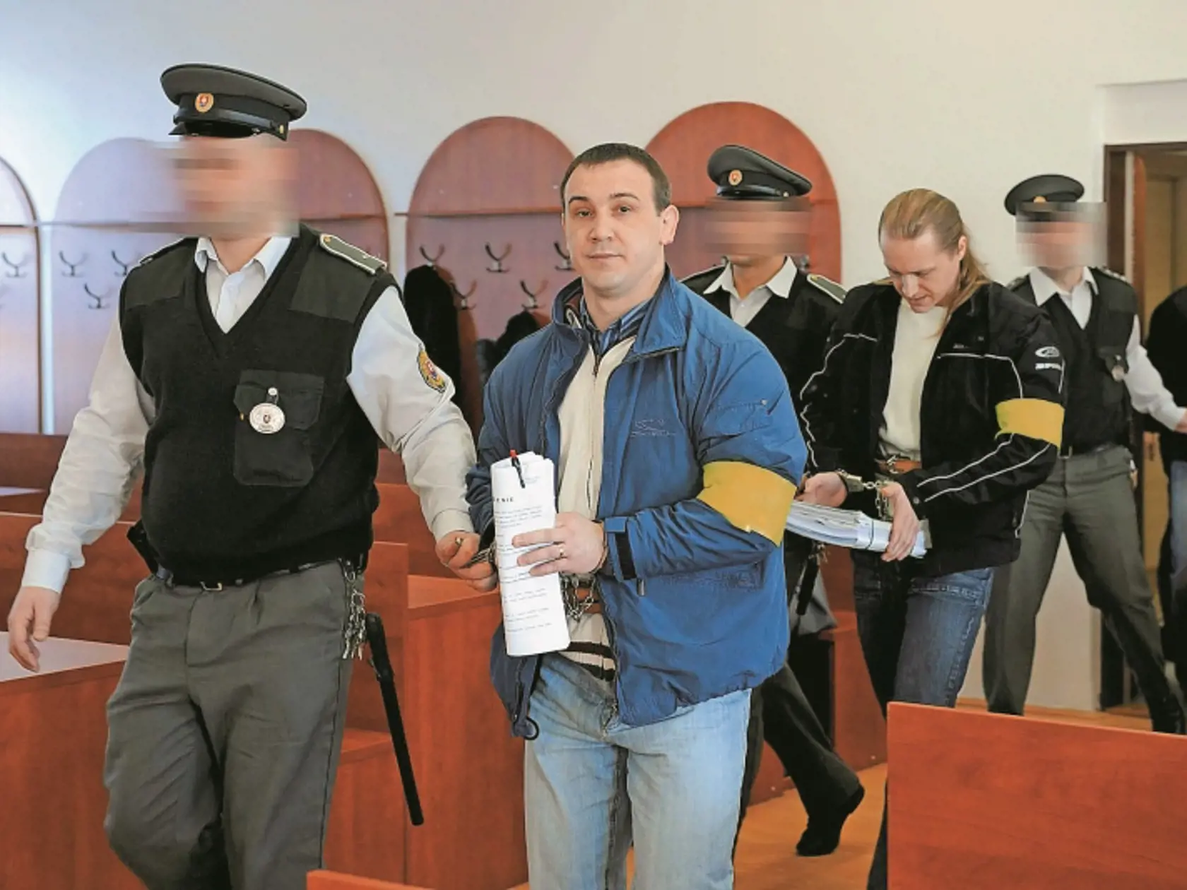 V putách: Róbert Okličány, vpredu, a Róbert Nigut, ktorý dnes patrí medzi najhľadanejších zločincov. Podľa obžaloby sám Oki v rodinnom dome vo Veľkej Bare zavraždil Jozefa Ferenca výstrelom do hlavy.