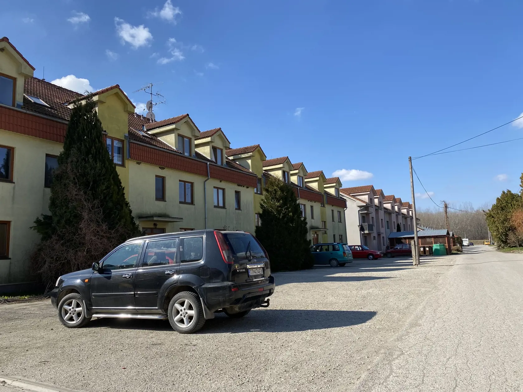 Obecné bytovky
Dora vybavil v obci postavenie nájomných bytov. Podľa obyvateľky sa po jeho zadržaní začali v domoch problémy.