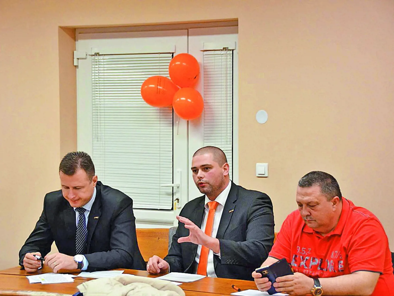 Predvolebná kortešačka
Františka a Nikolasa Doru prišiel pred voľbami osobne podporiť aj vtedajší minister spravodlivosti Gábor Gál.