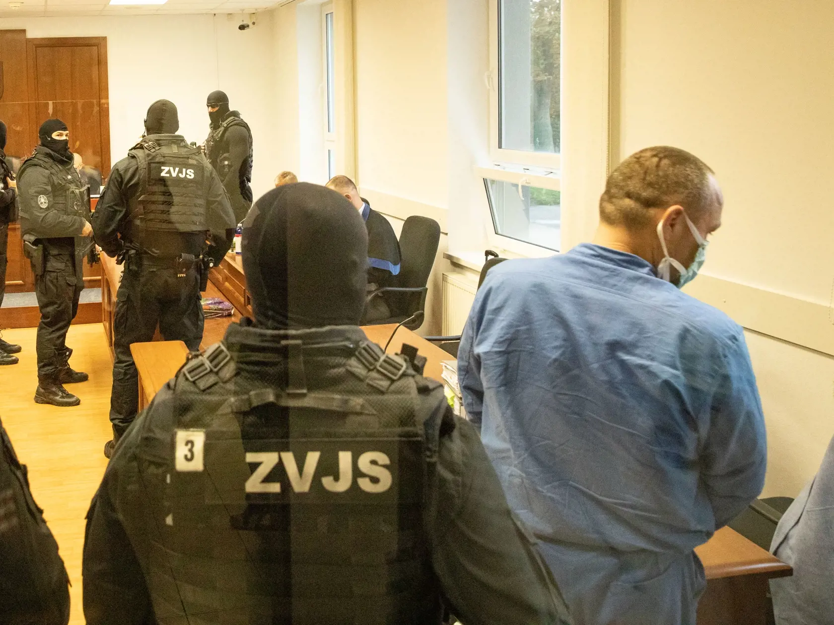 Na snímke je Špecializovaný trestný súd v Pezinku kde pokračuje pojednávanie v prípade objednávky viacerých vrážd u gangu Sátorovcov, ktoré si mal objednať starosta Dolného Chotára František Dora.