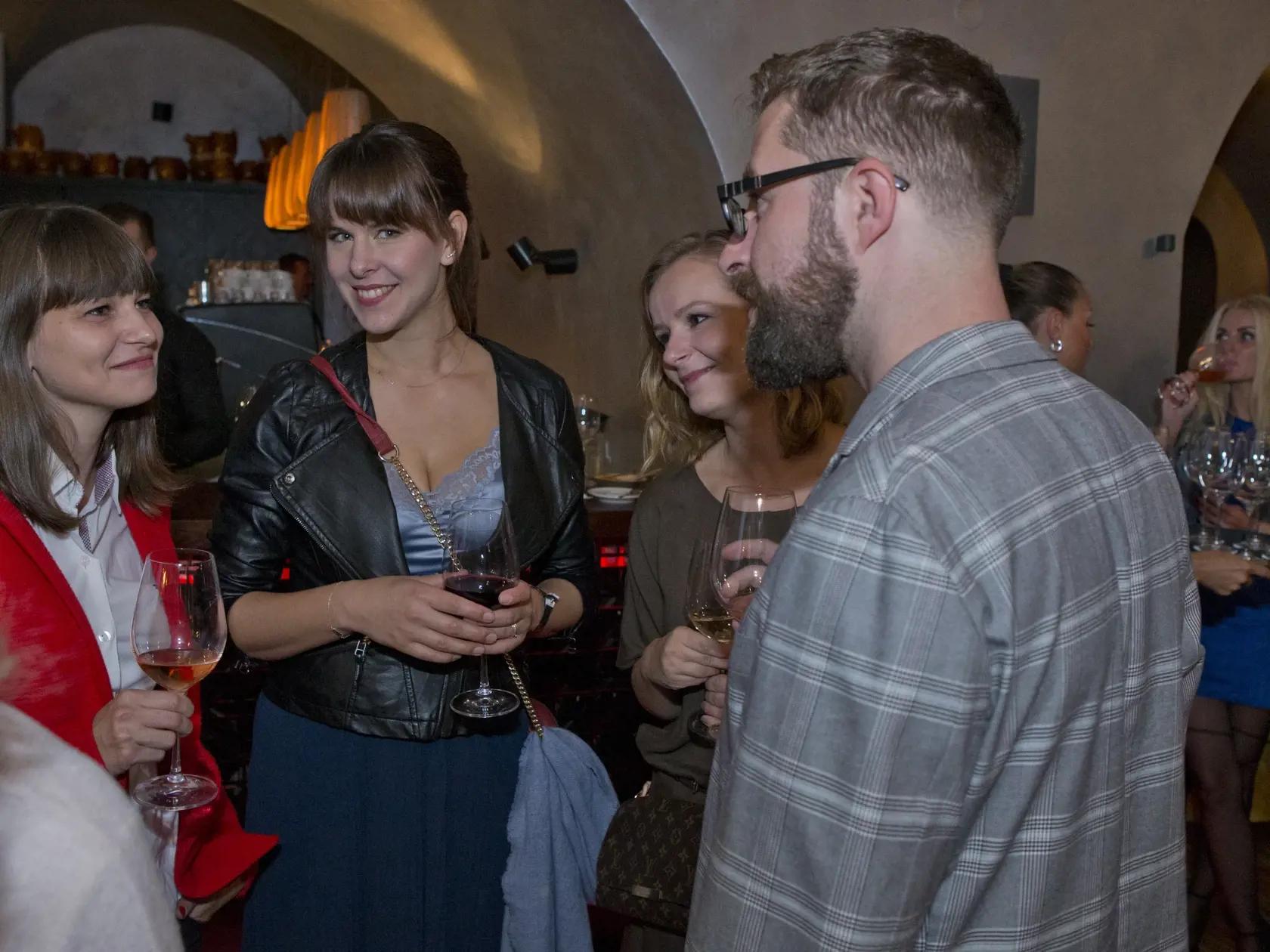 Spevak Richard Muller krstil svoj novy album pod nazvom 55 v bratislavskom podniku SASAZU. Krstnou mamou bola moderatorka Adela Banasova, ktora album pokrstila bozkom. Na snimke druha vlavo je herecka Kristina Farkasova