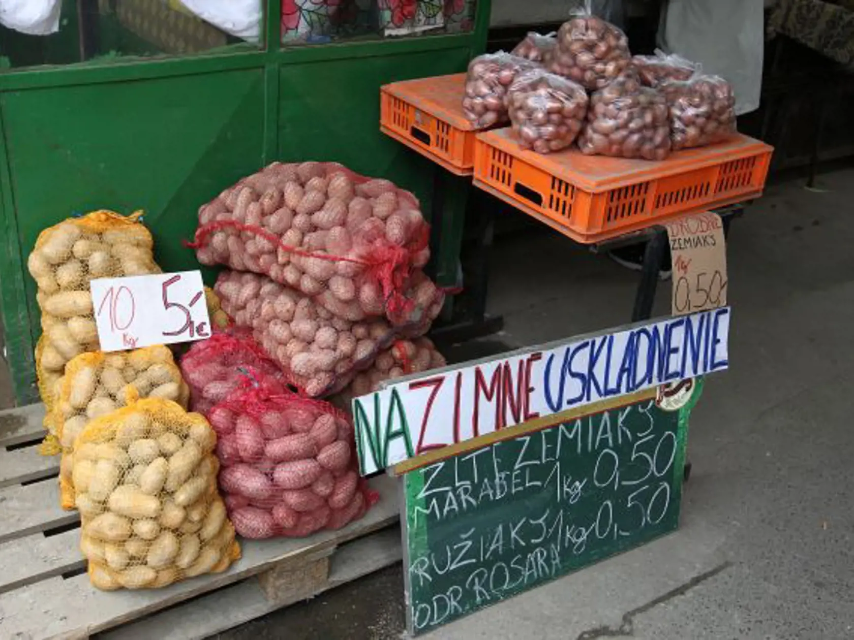 TIE
LACNEJŠIE:
S cenou
50 centov
za kilogram
môžeme byť
vinou neúrody
ešte spokojnís,
zemiaky budú
čoraz drahšie
