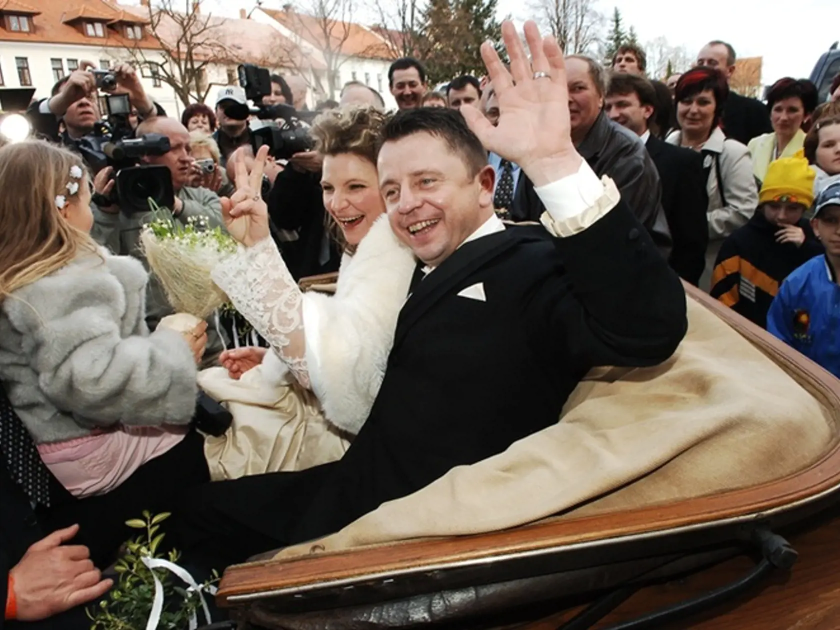 Svadba mala zabezpečiť Petrovi pokoj a zázemie, nestalo sa