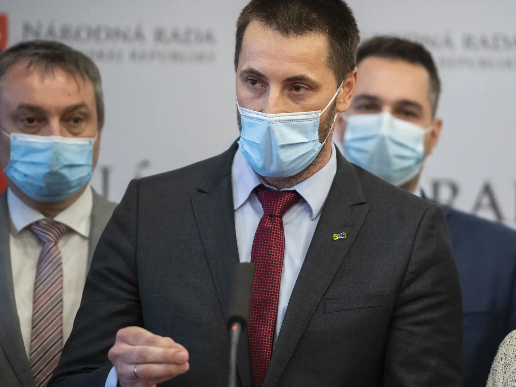 Na snímke zľava poslanci NRSR Radovan Sloboda, Marián Viskupič a Peter Cmorej počas tlačovej konferencie klubu SaS na 23. schôdzi Národnej rady SR v Bratislave 26. januára 2021. FOTO TASR - Jaroslav Novák