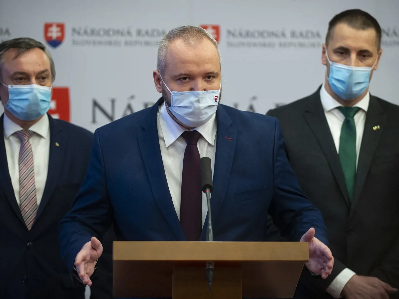 Na snímke poslanci NR SR zľava Radovan Sloboda (SaS), Miloš Svrček (Sme rodina) a Marián Viskupič (SaS) počas tlačovej konferencie na tému: Vyjadrenie k návrhu zákona o cestnej premávke, ktorým sa rieši prenositeľnosť tabuľky EČV na 23. schôdzi Národnej rady SR v Bratislave 29. januára 2021. FOTO TASR – Jakub Kotian 