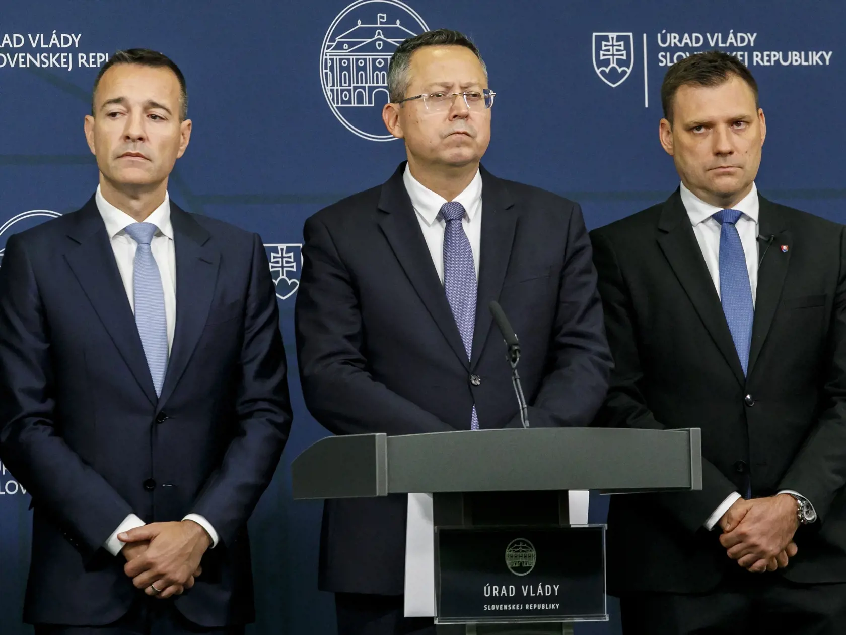 Na snímke zľava minister školstva, výskumu, vývoja a mládeže SR Tomáš Drucker (Hlas-SD), minister financií SR Ladislav Kamenický (Smer-SD) a podpredseda vlády a minister životného prostredia SR Tomáš Taraba (nominant SNS) počas tlačovej konferencie na tému Konsolidácia verejných financií - splácanie účtu za bývalú vládu.  V Bratislave, 17. septembra 2024. FOTO TASR - Dano Veselský