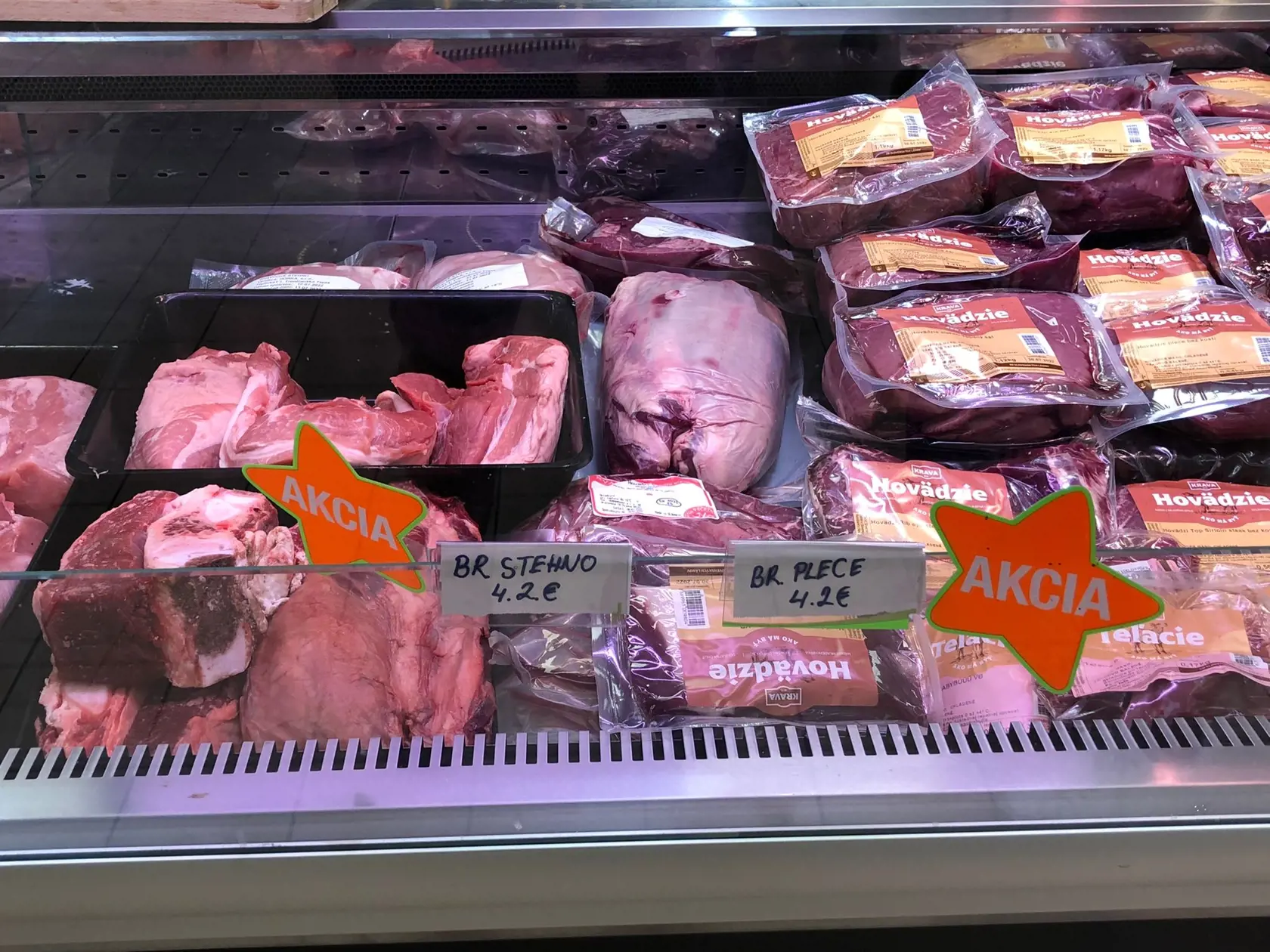 Navýšenie cien mäsa a mäsových výrobkov sa u výrobcov prejaví už v septembri a to približne na úrovni cca 18-20%.
