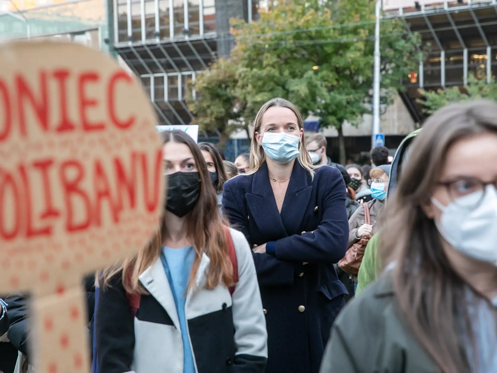 Pochod z námestia SNP pred parlament NRSR. Nebudeme Ticho, solidarita so ženami. Na fotky je Romana Tabák.