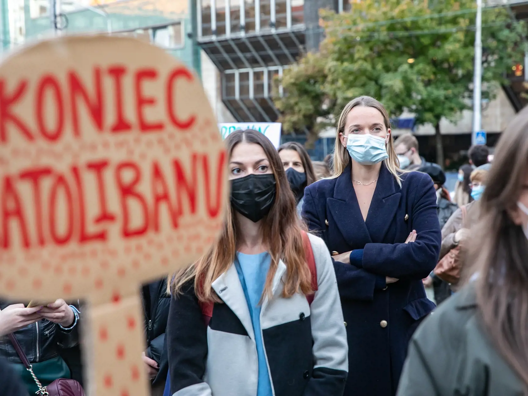 Pochod z námestia SNP pred parlament NRSR. Nebudeme Ticho, solidarita so ženami. Na fotky je Romana Tabák.