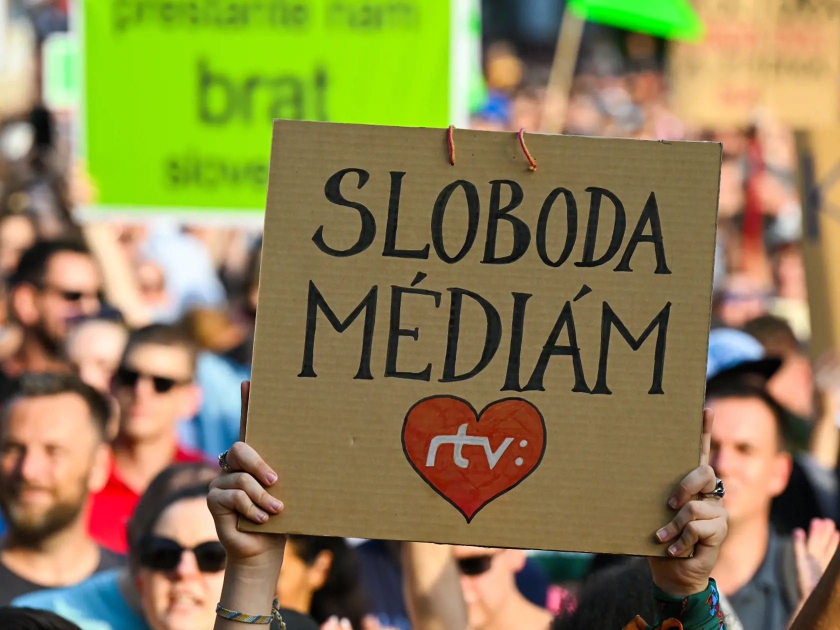 Na snímke účastníci protestného zhromaždenia, ktoré zorganizovali opozičné strany Progresívne Slovensko (PS) a Sloboda a solidarita (SaS) proti ministerke kultúry Martine Šimkovičovej (nominantka SNS) a ministrovi spravodlivosti Borisovi Suskovi (Smer-SD) na Námestí SNP v Bratislave v utorok 13. augusta 2024.