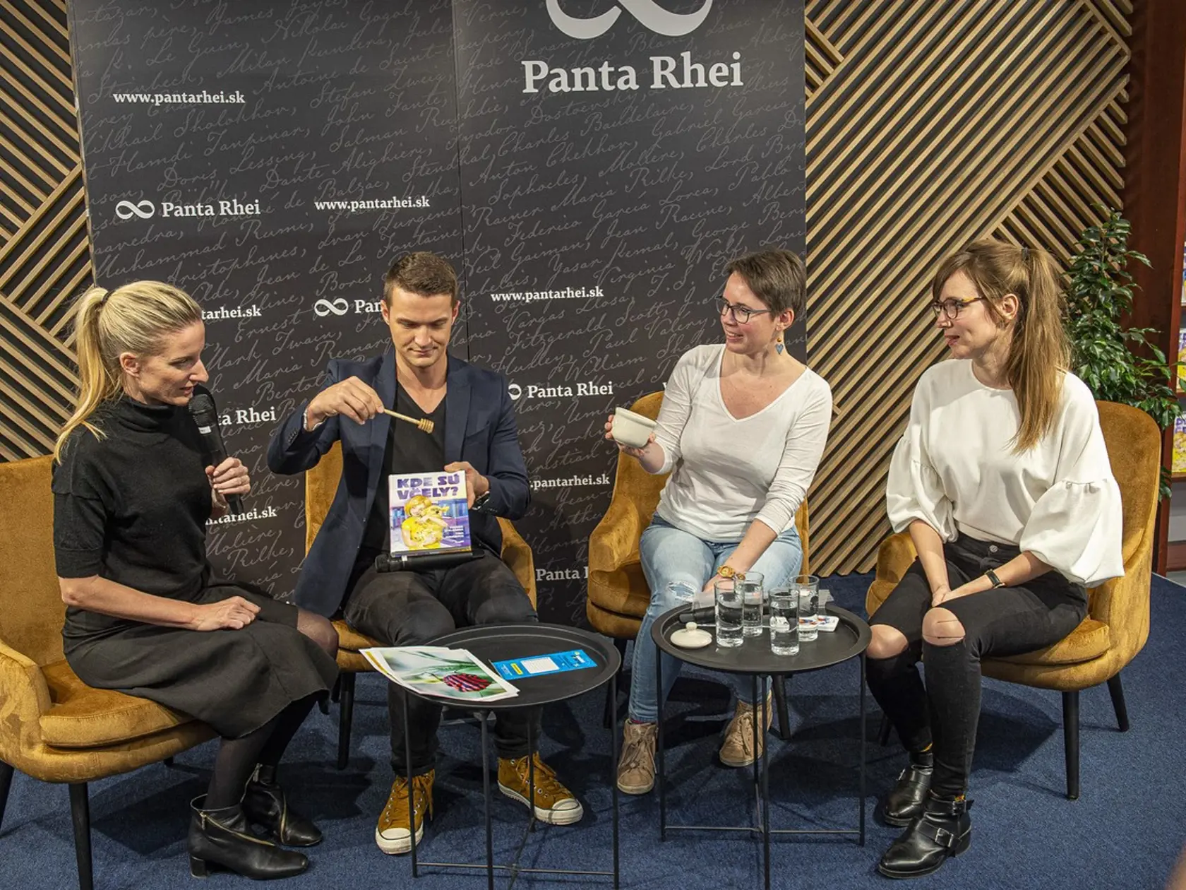 Viktor a Adela pokrstili knihu medom.