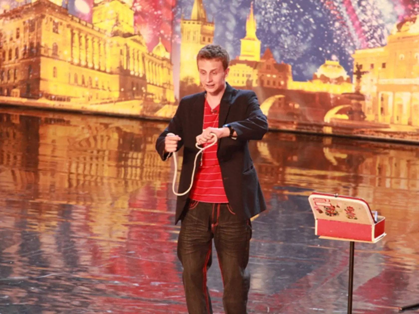 RICHARD NEDVĚD
Kúzelník svojimi vtipnými
trikmi dokázal na nohy postaviť
aj porotcov.