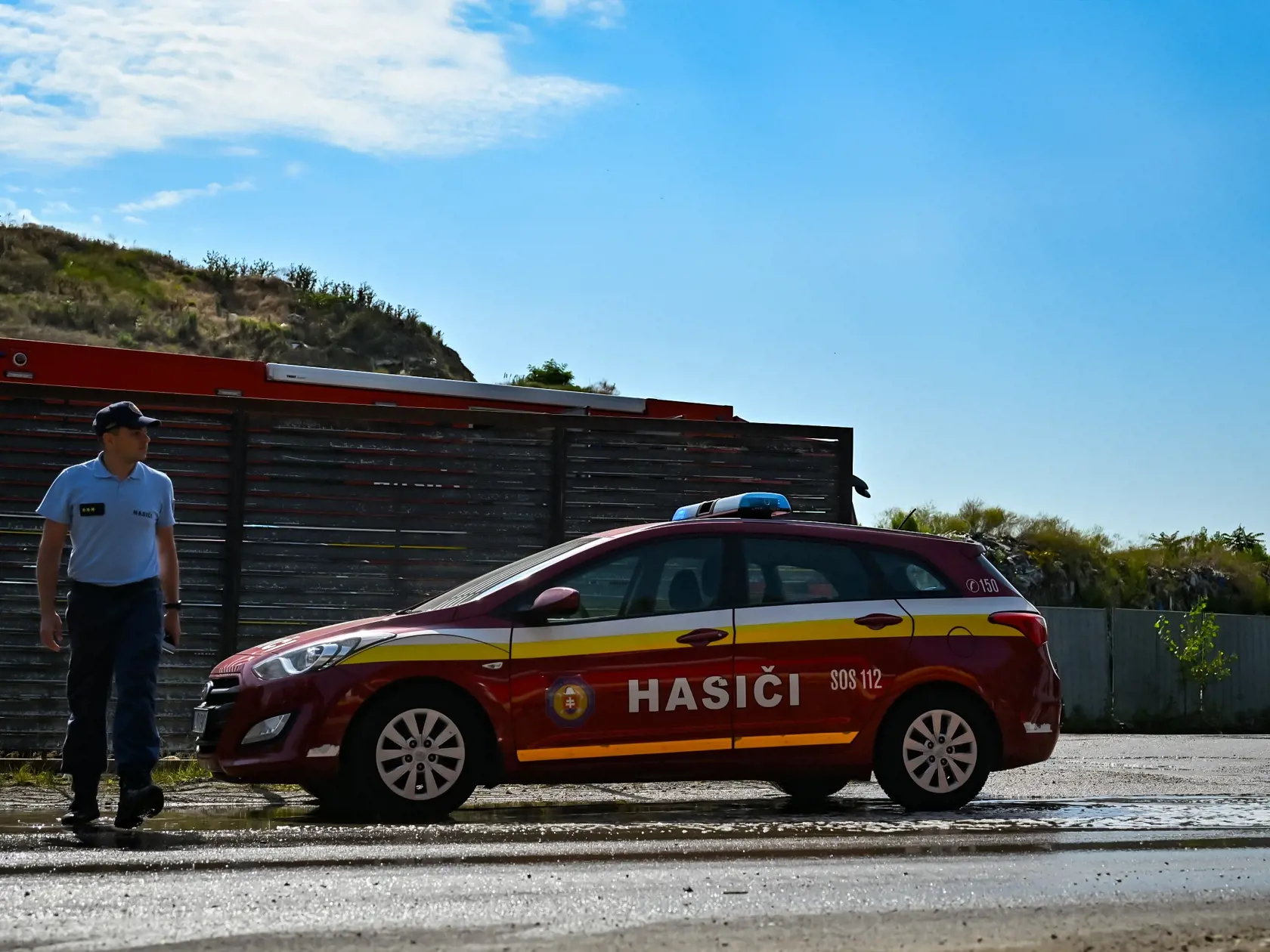 Na snímke príslušníci Hasičského a záchranného zboru (HaZZ) SR zasahujú pri požiari nelegálnej skládky v Podunajských Biskupiciach 25. júna 2024 v Bratislave. FOTO TASR - Pavol Zachar