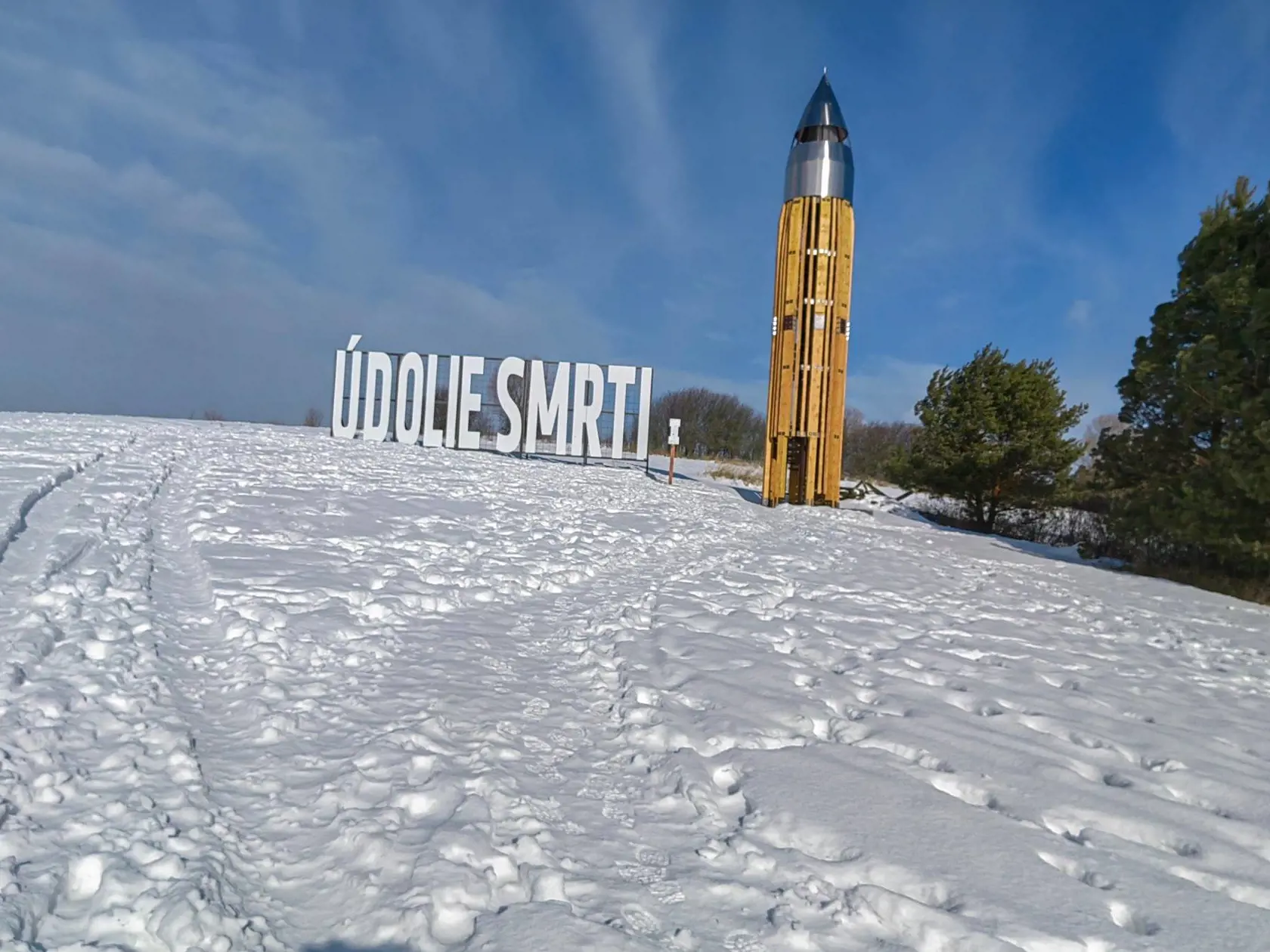 V Údolí smrti pri Dukle postavila obec Kružlová (okres Svidník) takúto peknú vyhliadkovú vežu, tematicky zapadujúcu do regiónu. Do užívania ju dali pred niekoľkými dňami. Je z kovu a dreva, v tvare náboja, keďže stojí v miestach, kde prebiehali najťažšie krvavé boje počas druhej svetovej vojny. Stála iba 24-tísíc eur.