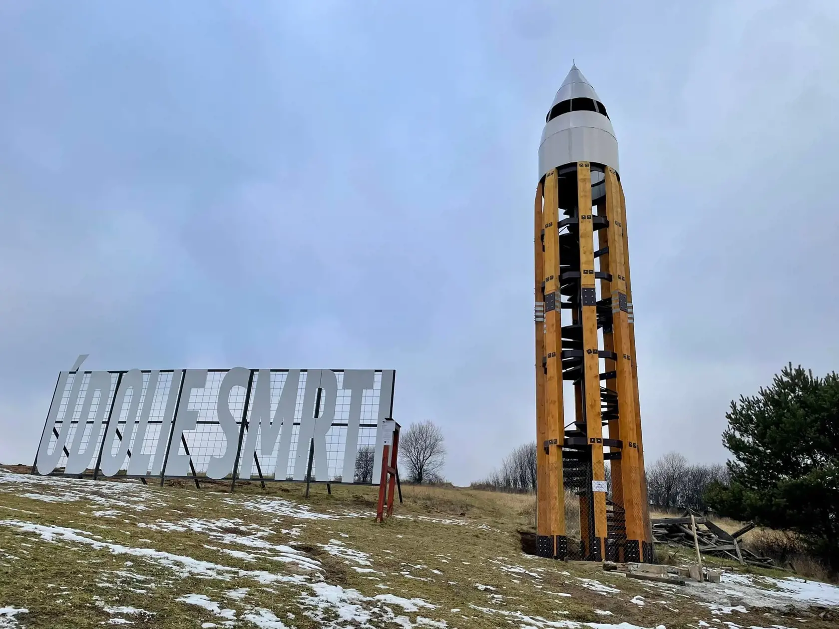V Údolí smrti pri Dukle postavila obec Kružlová (okres Svidník) takúto peknú vyhliadkovú vežu, tematicky zapadujúcu do regiónu. Do užívania ju dali pred niekoľkými dňami. Je z kovu a dreva, v tvare náboja, keďže stojí v miestach, kde prebiehali najťažšie krvavé boje počas druhej svetovej vojny. Stála iba 24-tísíc eur.