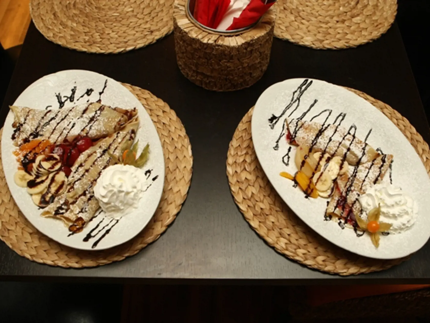 XXL Palacinky
reštaurácia Mexiko, Pribišova, Karlova Ves
250 gramov 4,20 až 5,70 eura. Palacinky: Vľavo je sladké pokušenie cez celý tanier,
vpravo klasická malá porcia palacinky.