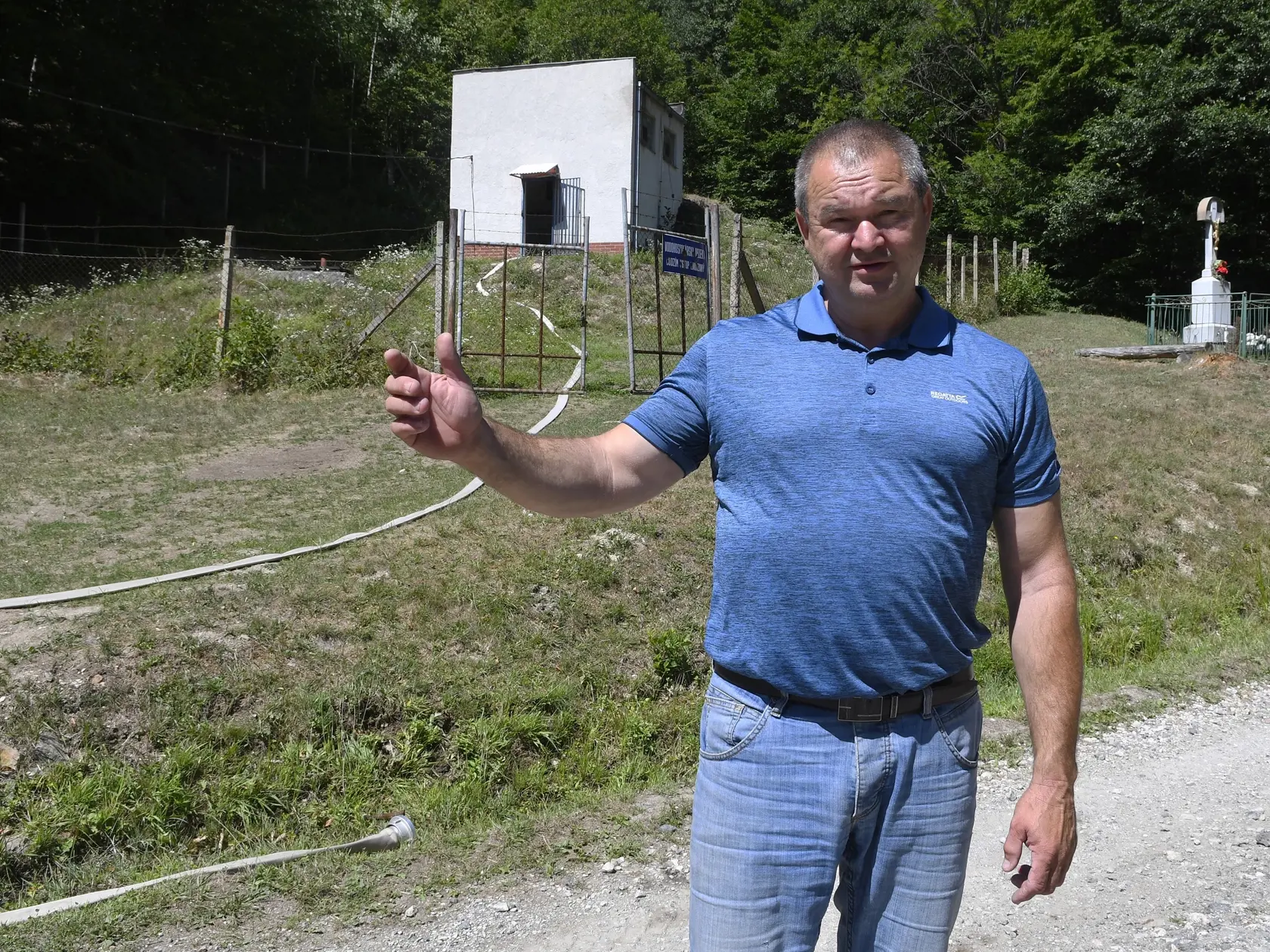 Mimoriadna situácia s nedostatkom vody je v obci Pača, okres Rožňava. Dôsledkom nedostatku zrážok vyschol potok, miestny zdroj vody. V súčasnosti obec zabezpečuje vodu prostredníctvom cisterien, z ktorých sa voda čerpá do vodojemu nad obcou. Okrem vodární im vodu nosia aj dobrovoľní hasiči z obce Plešivec. Na snímke starosta obce Pača (okres Rožňava) Ladislav Zagiba pri vodojeme nad obcou v piatok 12. augusta 2022. FOTO TASR - Milan Kapusta
