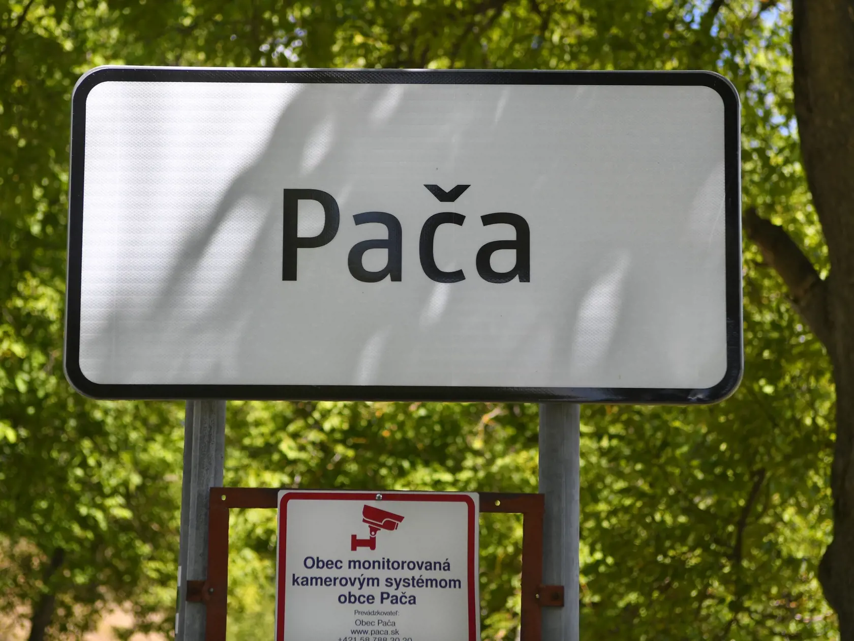 Mimoriadna situácia s nedostatkom vody je v obci Pača, okres Rožňava. Dôsledkom nedostatku zrážok vyschol potok, miestny zdroj vody. V súčasnosti obec zabezpečuje vodu prostredníctvom cisterien, z ktorých sa voda čerpá do vodojemu nad obcou. Okrem vodární im vodu nosia aj dobrovoľní hasiči z obce Plešivec. Na snímke tabuľa na začiatku obce Pača v piatok 12. augusta 2022. FOTO TASR - Milan Kapusta

