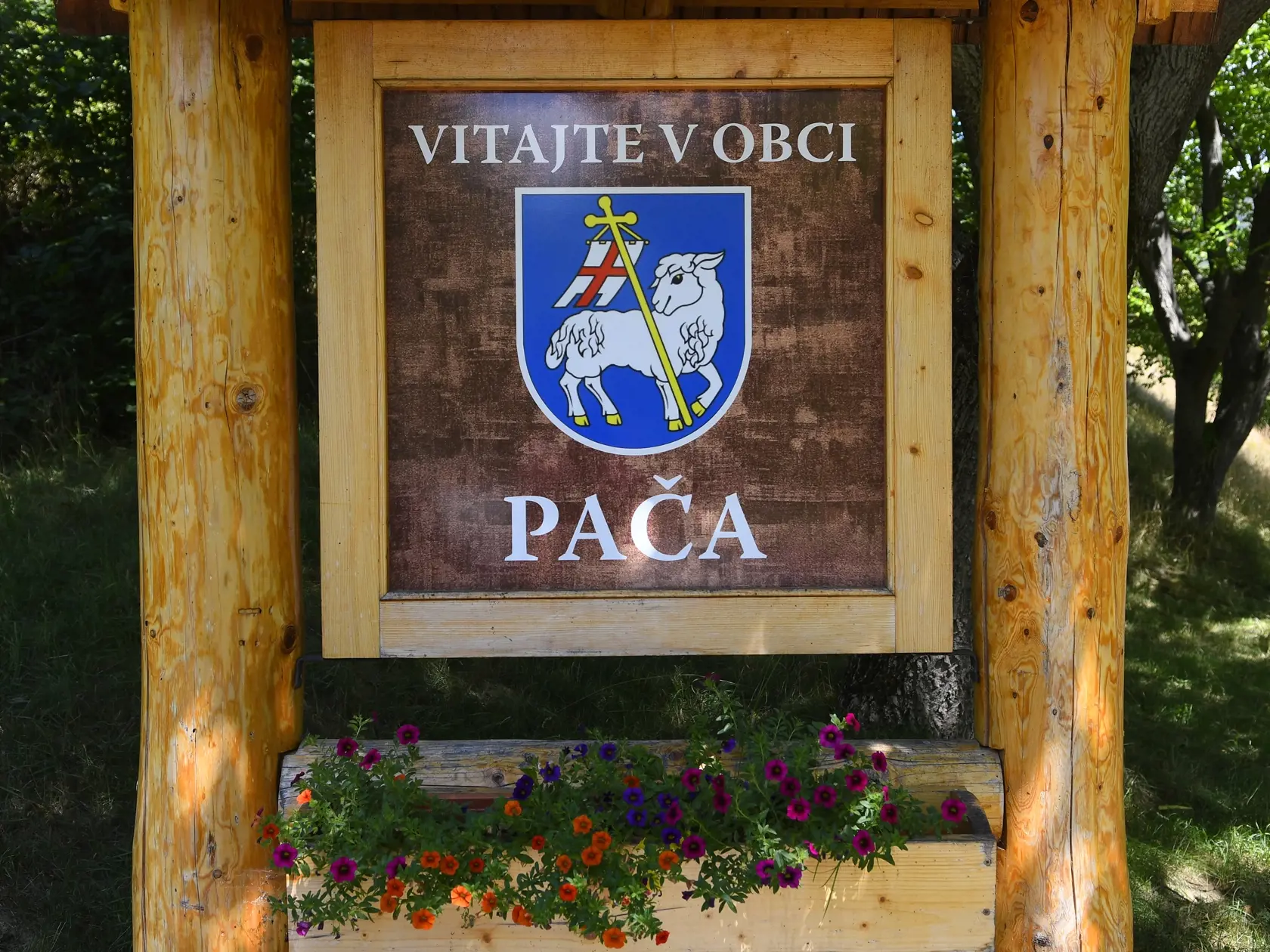 Mimoriadna situácia s nedostatkom vody je v obci Pača, okres Rožňava. Dôsledkom nedostatku zrážok vyschol potok, miestny zdroj vody. V súčasnosti obec zabezpečuje vodu prostredníctvom cisterien, z ktorých sa voda čerpá do vodojemu nad obcou. Okrem vodární im vodu nosia aj dobrovoľní hasiči z obce Plešivec. Na snímke tabuľa na začiatku obce Pača v piatok 12. augusta 2022. FOTO TASR - Milan Kapusta
