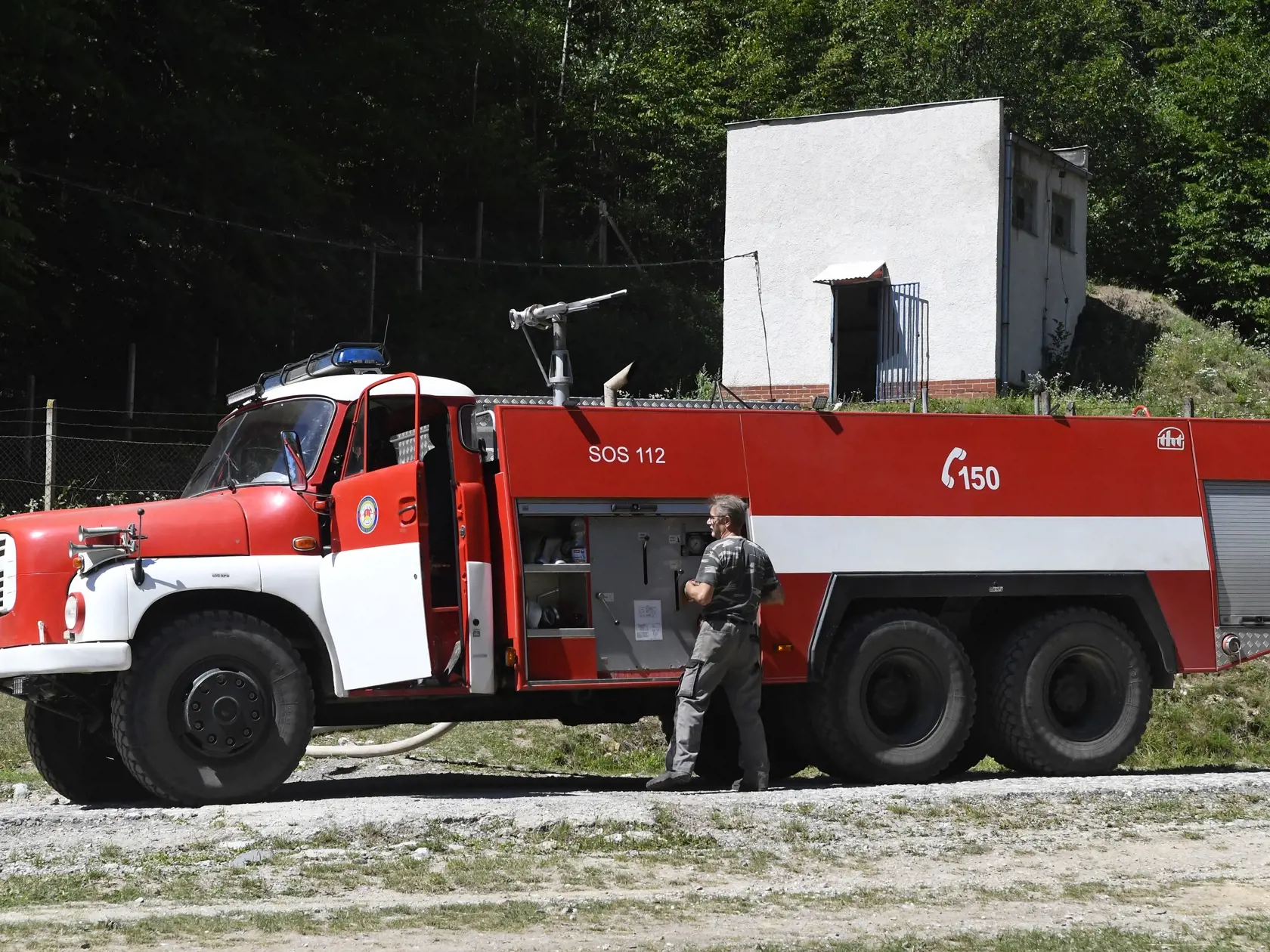 Mimoriadna situácia s nedostatkom vody je v obci Pača, okres Rožňava. Dôsledkom nedostatku zrážok vyschol potok, miestny zdroj vody. V súčasnosti obec zabezpečuje vodu prostredníctvom cisterien, z ktorých sa voda čerpá do vodojemu nad obcou. Okrem vodární im vodu nosia aj dobrovoľní hasiči z obce Plešivec. Na snímke hasiči z obce Plešivec (okres Rožňava), ktorí doviezli vodu do vodojemu nad obcou Pača (okres Rožňava) v piatok 12. augusta 2022. FOTO TASR - Milan Kapusta
